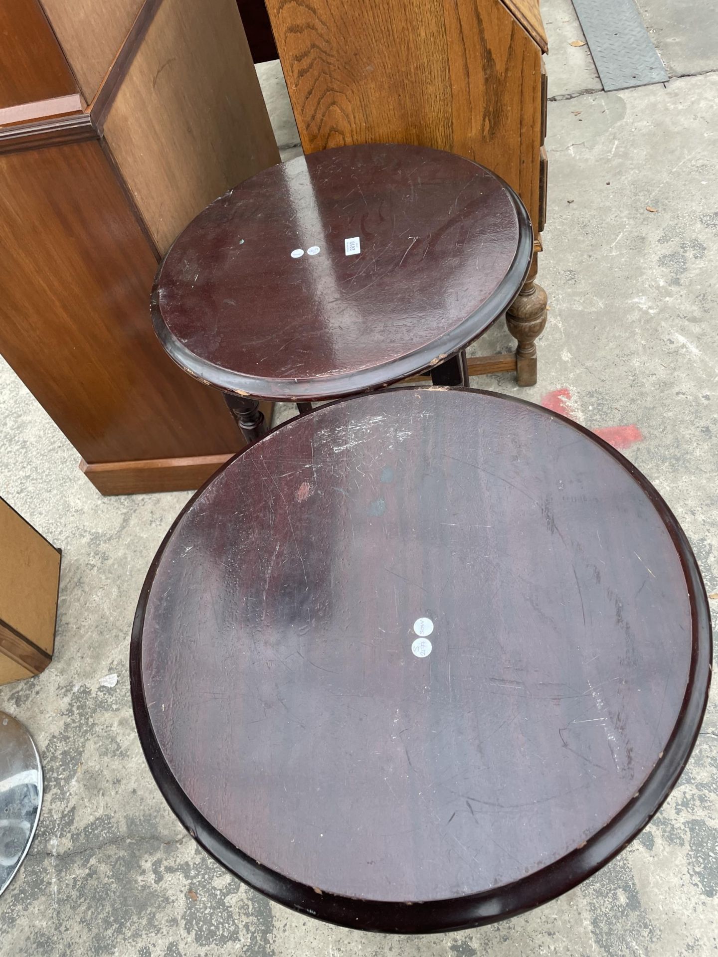 A PAIR OF MODERN 23" DIAMETER PUB TABLES - Image 3 of 3