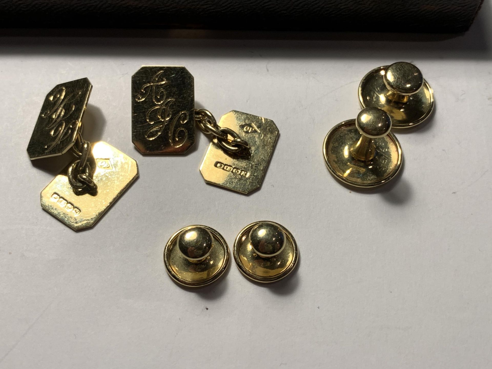 A VINTAGE BOXED SET OF 18 CARAT GOLD ITEMS TO INCLUDE A PAIR OF CUFF LINKS AND TWO PAIRS OF STUDS - Image 3 of 7