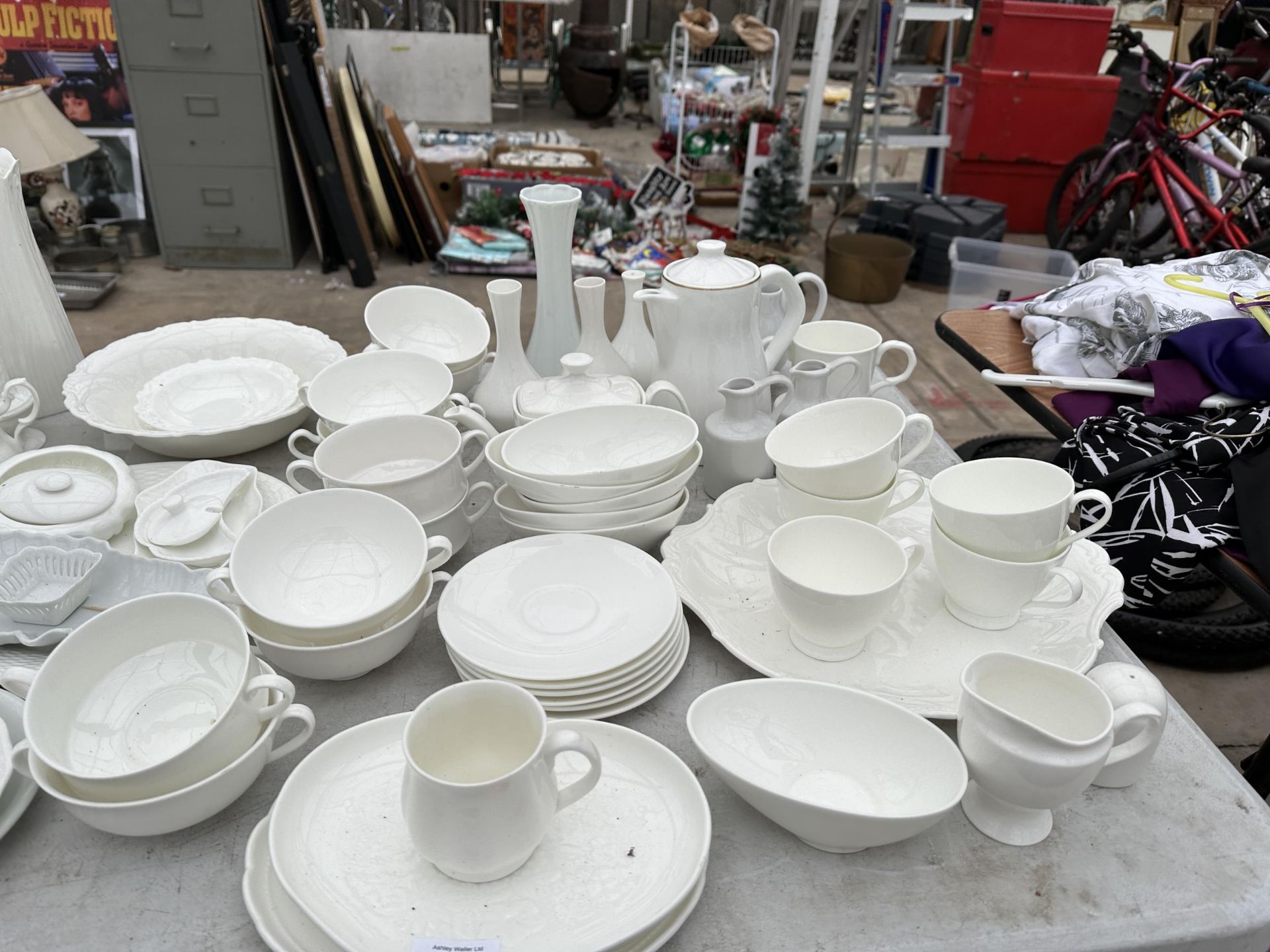 A LARGE QUANTITY OF WHITE CERAMICS TO INCLUDE VASES, PLATES AND BOWLS ETC - Bild 2 aus 4