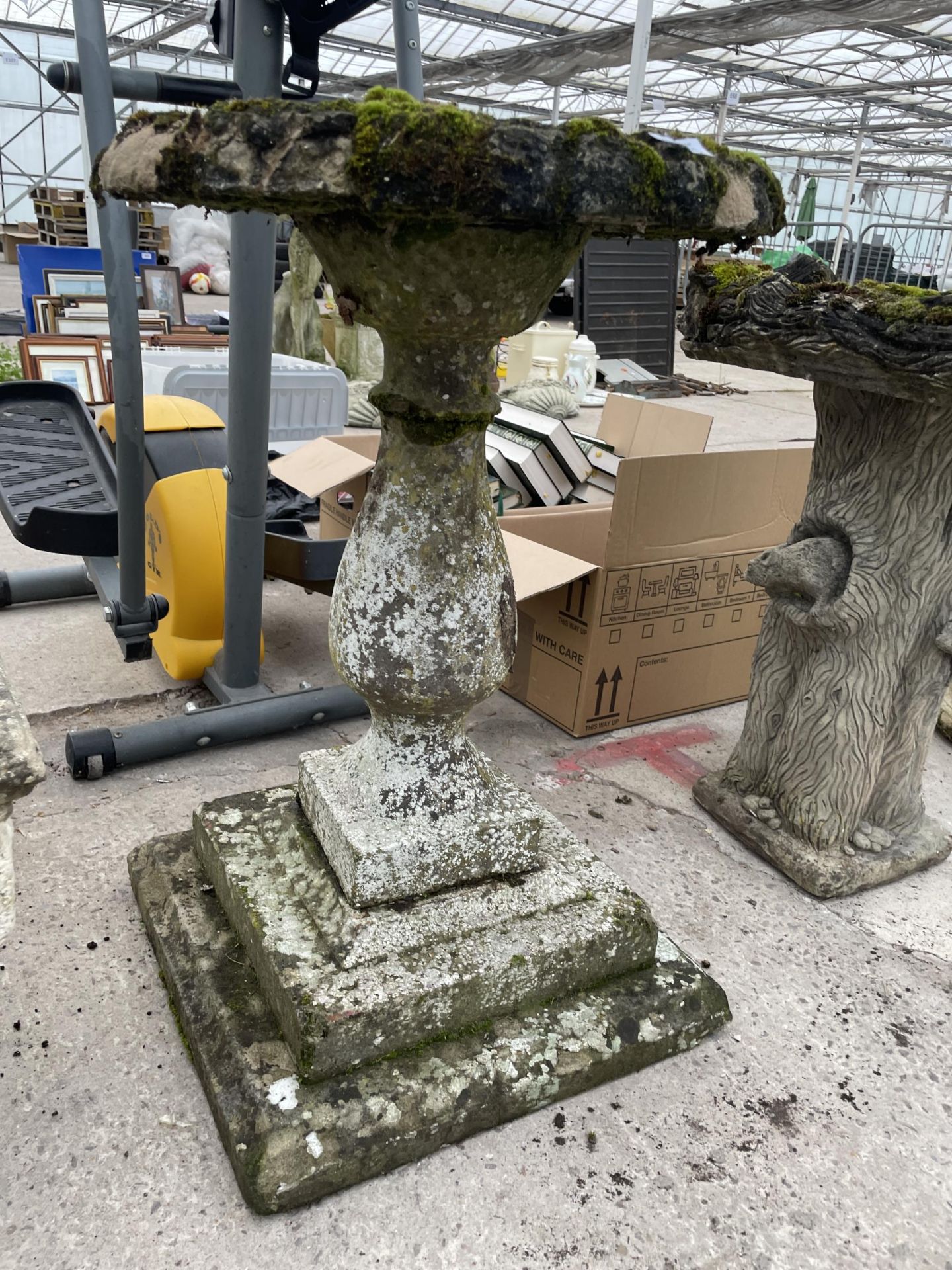 A CONCRETE GARDEN BIRDBATH WITH DECORATIVE PEDESTAL BASE (H:73CM) - Bild 3 aus 3