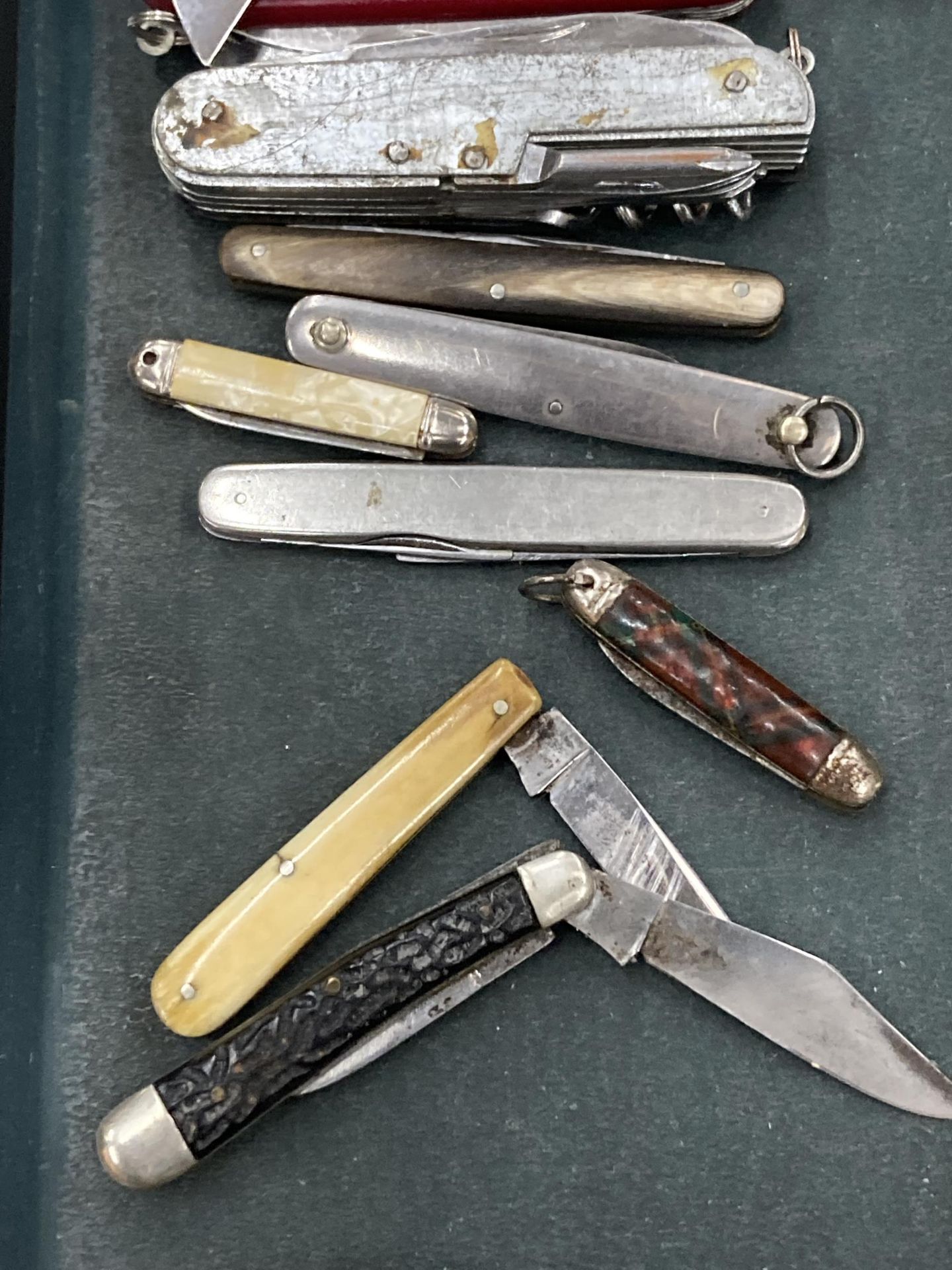 A COLLECTION OF VINTAGE PEN KNIVES TO INCLUDE A SWISS ARMY STYLE, ETC - 10 IN TOTAL - Image 3 of 3
