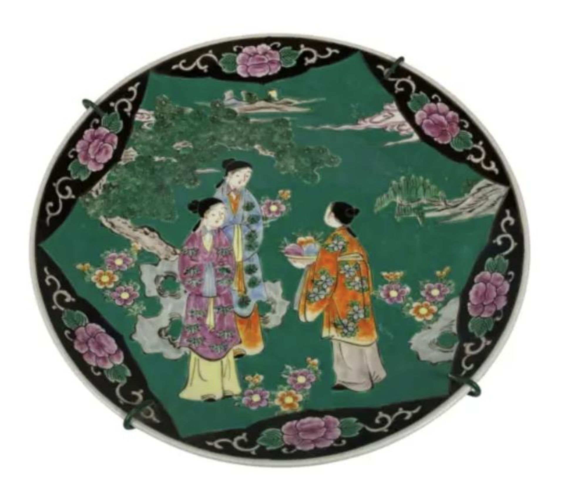 A 1970S JAPANESE POTTERY CHARGER WITH FIGURES DESIGN, DIAMETER 31CM