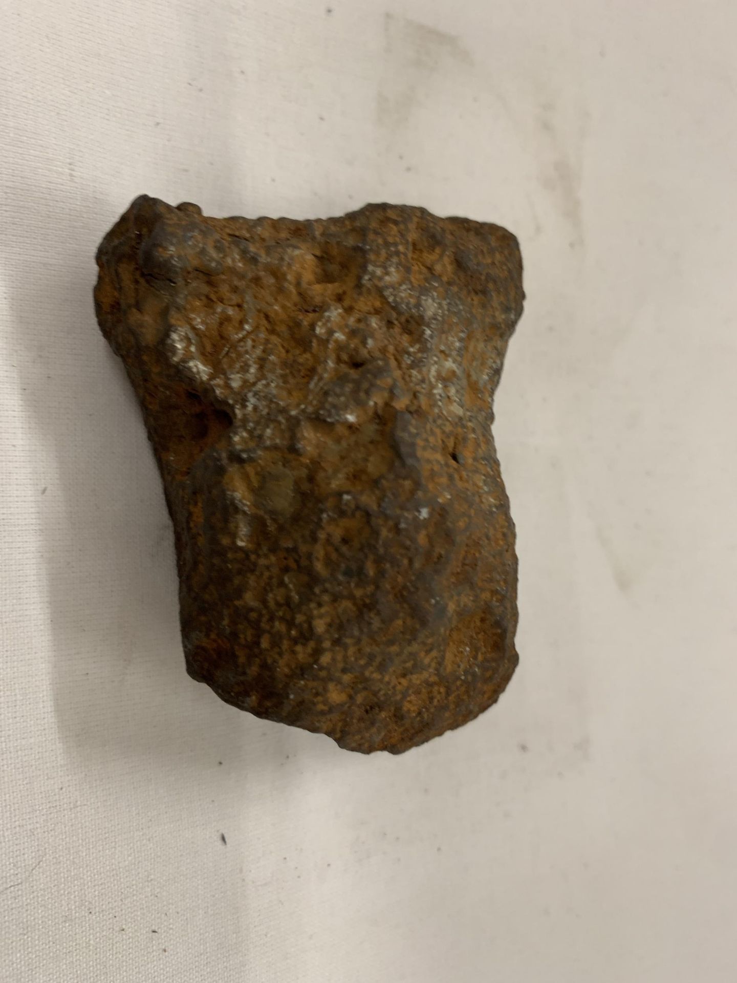 A SMALL METEORITE ROCK, AROUND 1KG, LENGTH 7CM - Image 2 of 4