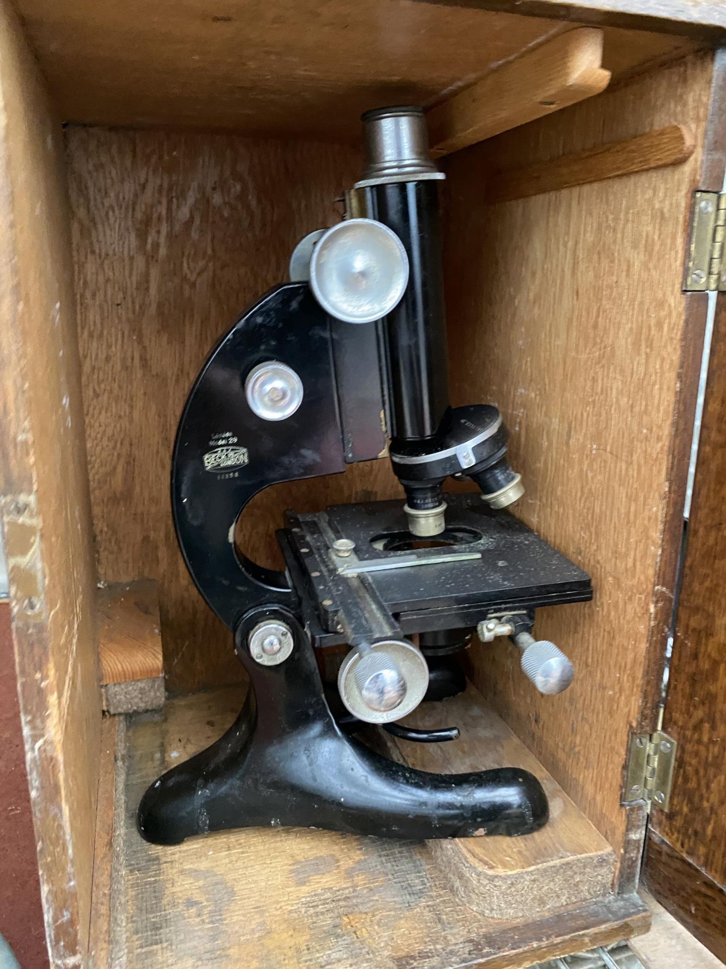 A VINTAGE R J BECK LTD MICROSCOPE WITH WOODEN CARRY CASE - Bild 2 aus 3