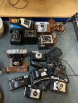 A COLLECTION OF VINTAGE CAMERAS TO INCLUDE CORONET, BROWNIE MODEL C, A BELLOWS CAMERA, MINOLTA,