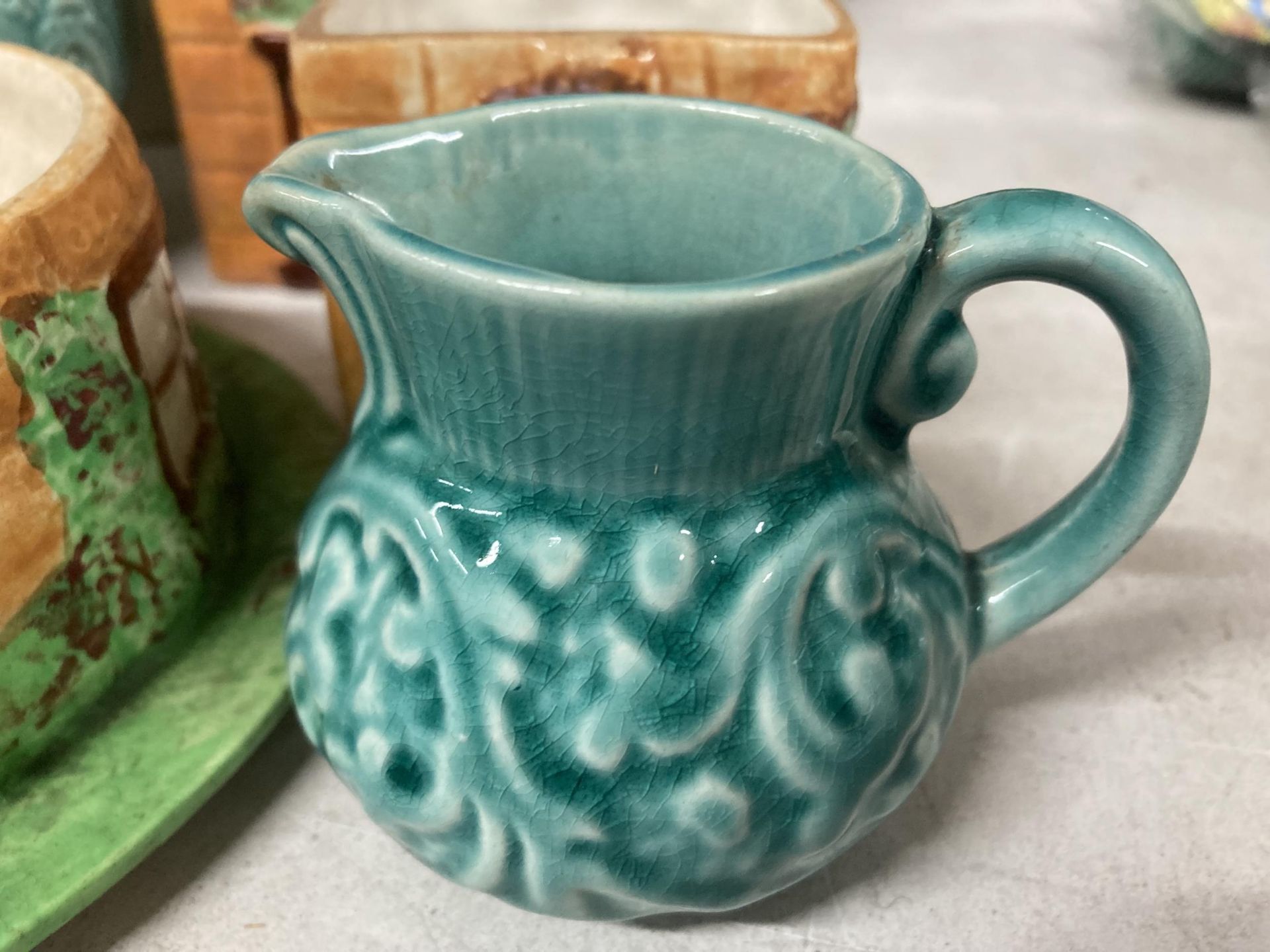 A MIXED GROUP OF CERAMIC JUGS AND FURTHER CERAMICS, COTTAGE BUTTER DISH ETC - Image 2 of 6