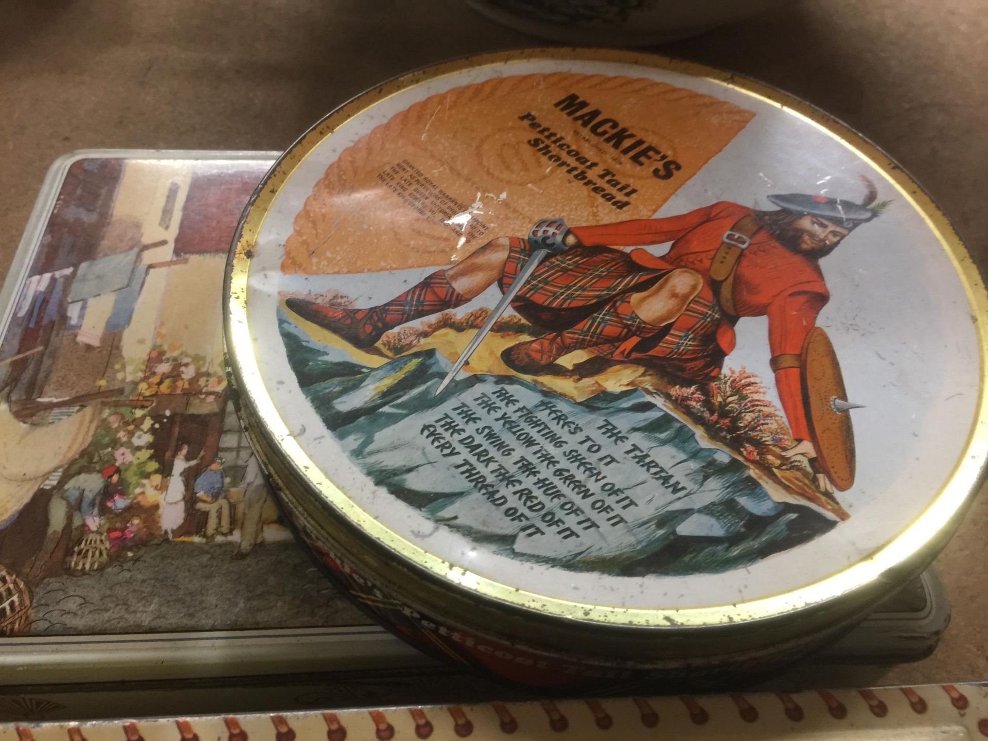 A GROUP OF VINTAGE TINS - Image 4 of 4