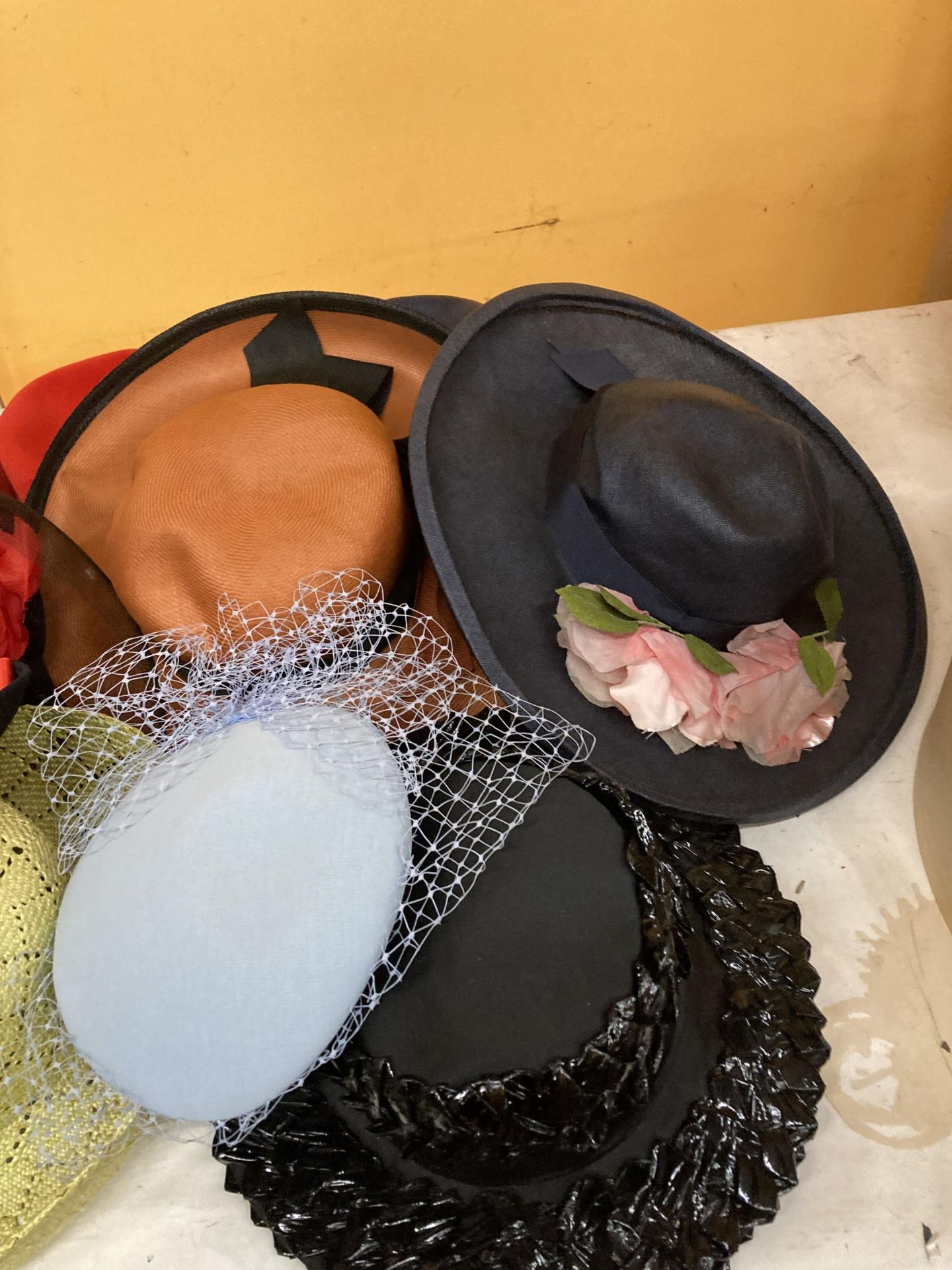 A COLLECTION OF VINTAGE HATS - Bild 2 aus 4