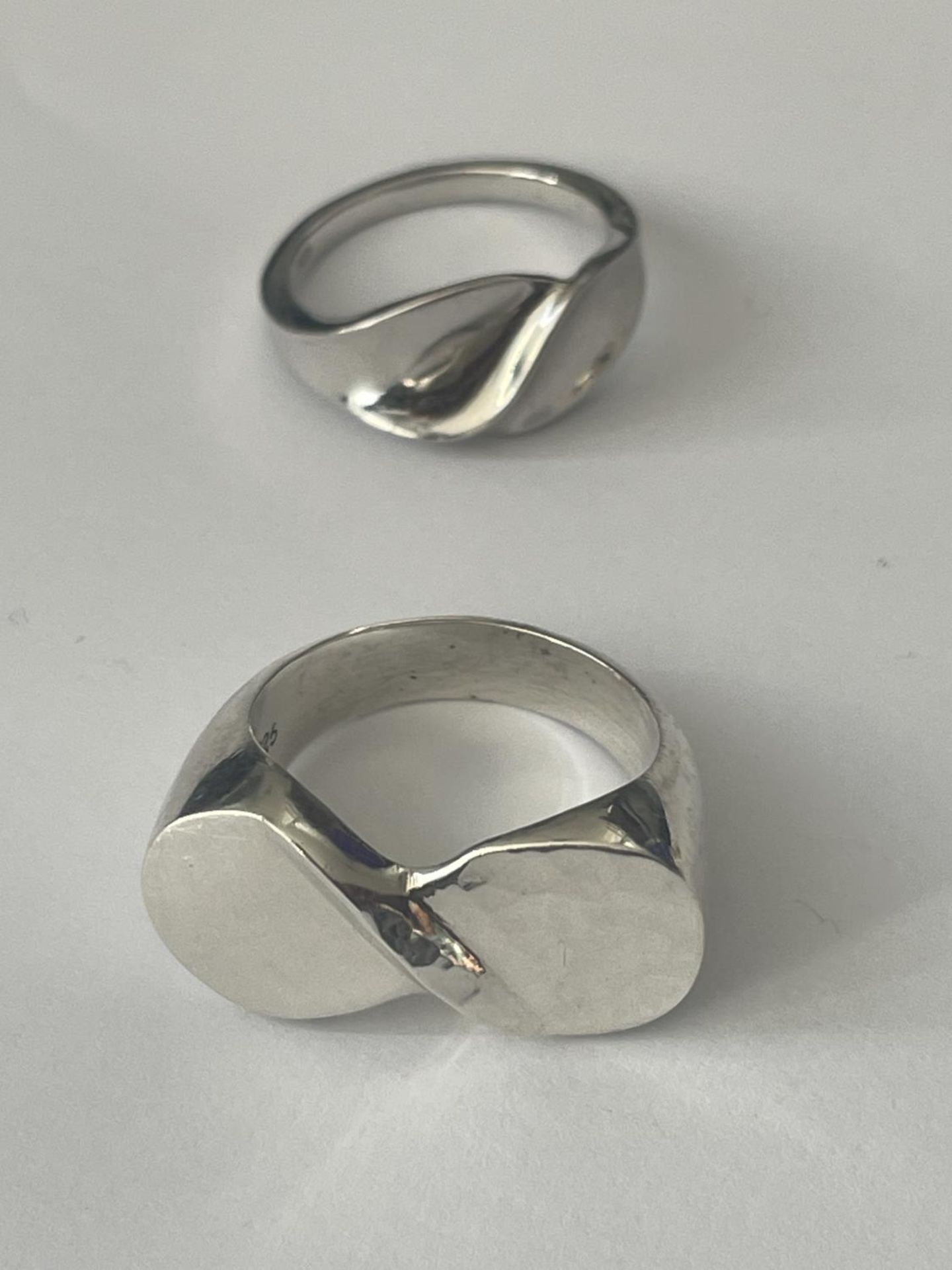 FOUR ASSORTED SILVER RINGS - Bild 2 aus 3