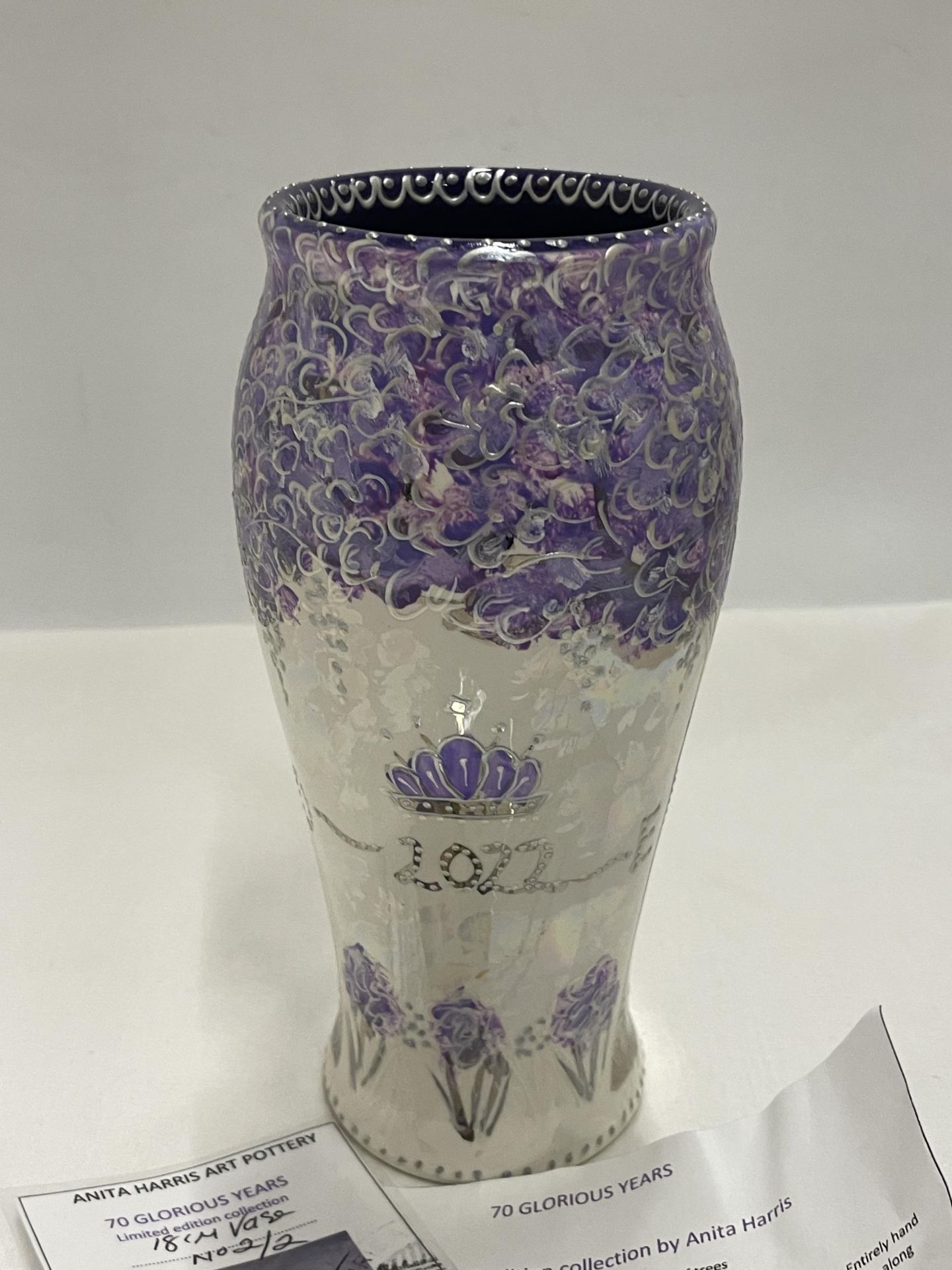 A LIMITED EDITION ANITA HARRIS HAND PAINTED AND SIGNED 70 GLORIOUS YEARS VASE WITH PRESENTATION - Image 2 of 3