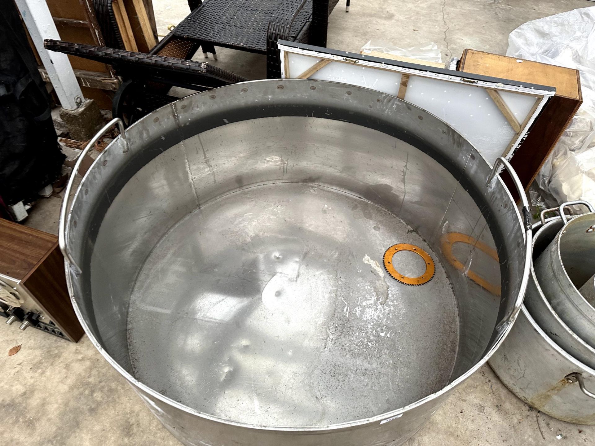A VERY LARGE STAINLESS STEEL COOKING POT - Bild 2 aus 3