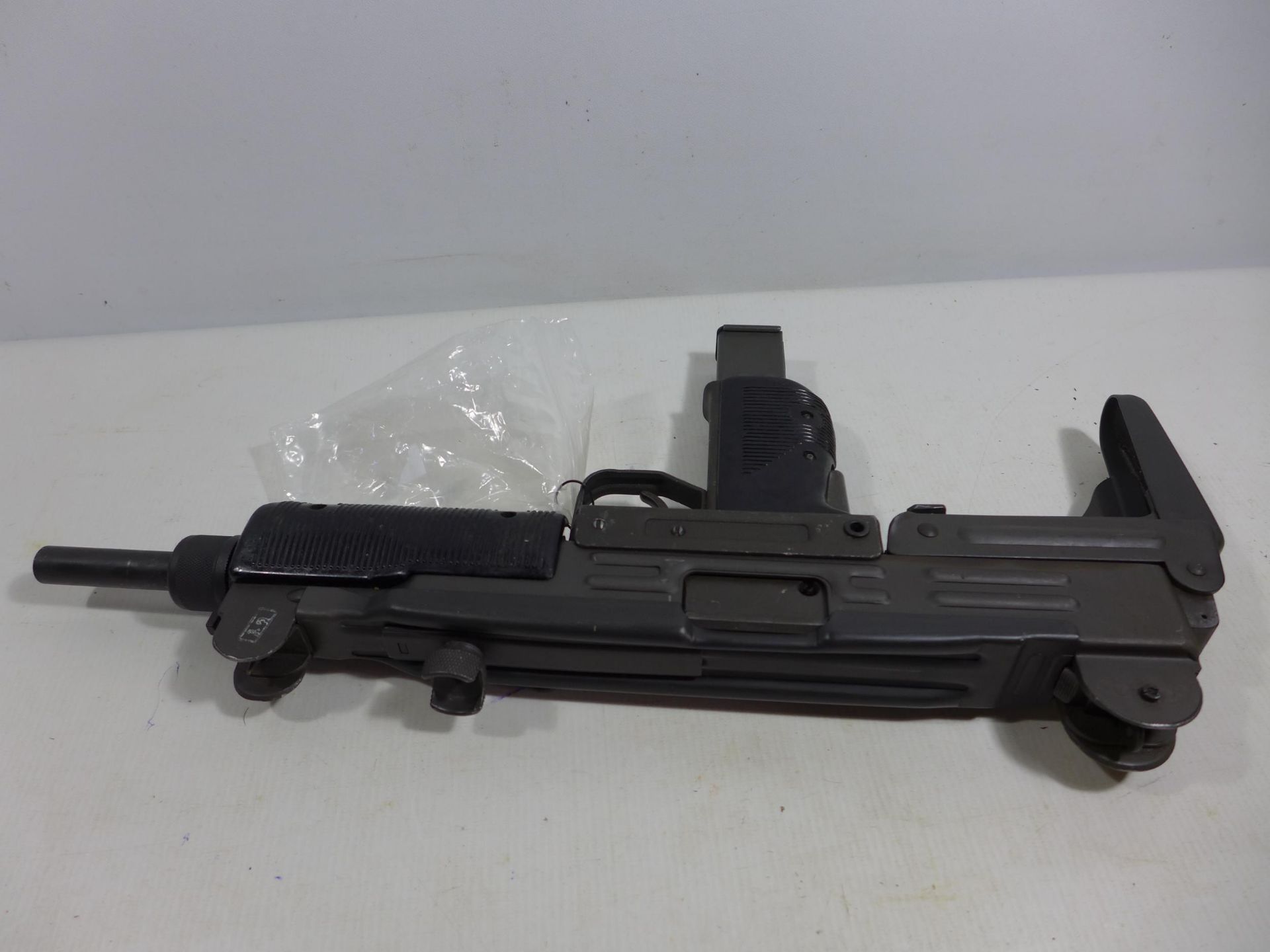 A DEACTIVATED UZI 9MM SUB MACHINE GUN, WITH FOLDING STOCK, 26CM BARREL, LENGTH 65CM, SERIAL NUMBER - Image 7 of 7