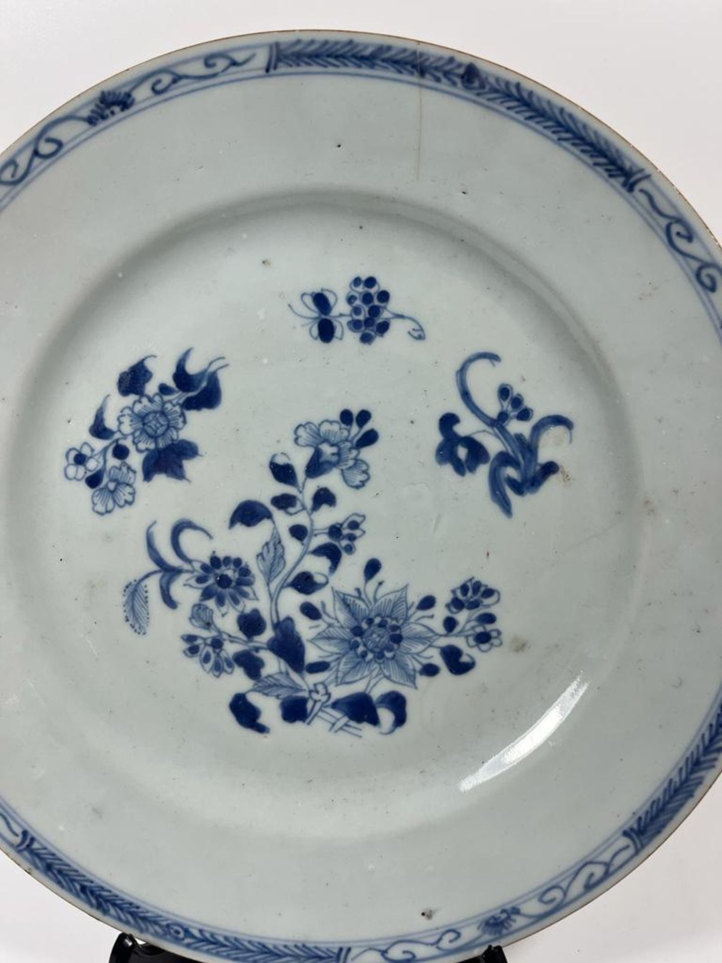 A CHINESE 18TH CENTURY BLUE AND WHITE PORCELAIN FLORAL DESIGN PLATE, UNMARKED TO BASE, DIAMETER 23 - Image 2 of 3