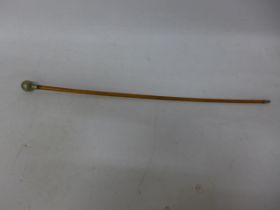 A WORLD WAR II GLOUCESTER REGIMENT OFFICERS SWAGGER STICK, LENGTH 69.5CM