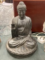 A MEDITATING SEATED BUDDAH FIGURE, HEIGHT 31CM