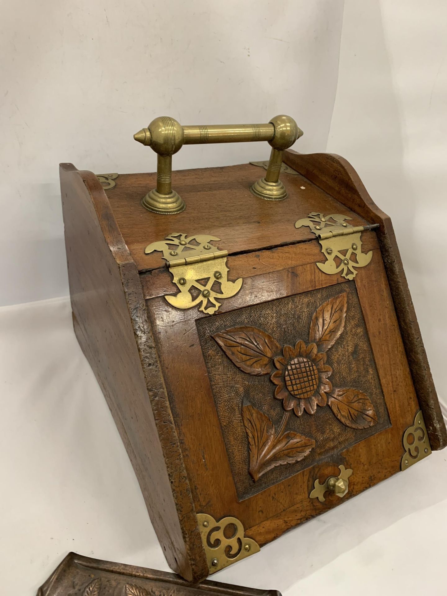 A VINTAGE OAK COAL BOX WITH BRASS FITTINGS AND HANDLE WITH CARVED FLORAL DESIGN, WITH ORIGINAL - Image 3 of 5