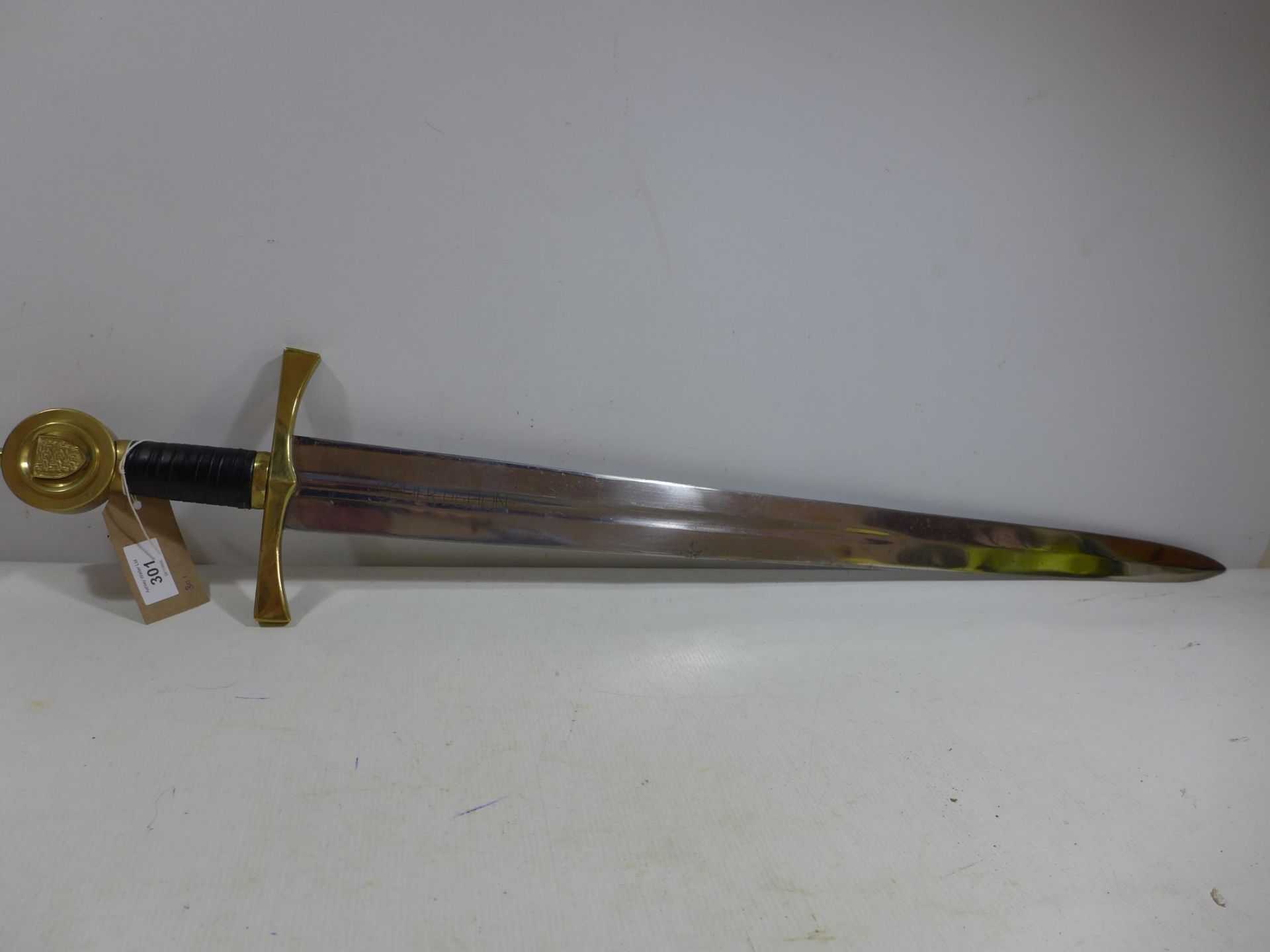 A REPLICA RICHARD 'THE LIONHEART' SWORD, 75CM DOUBLE EDGED BLADE, LENGTH 93CM