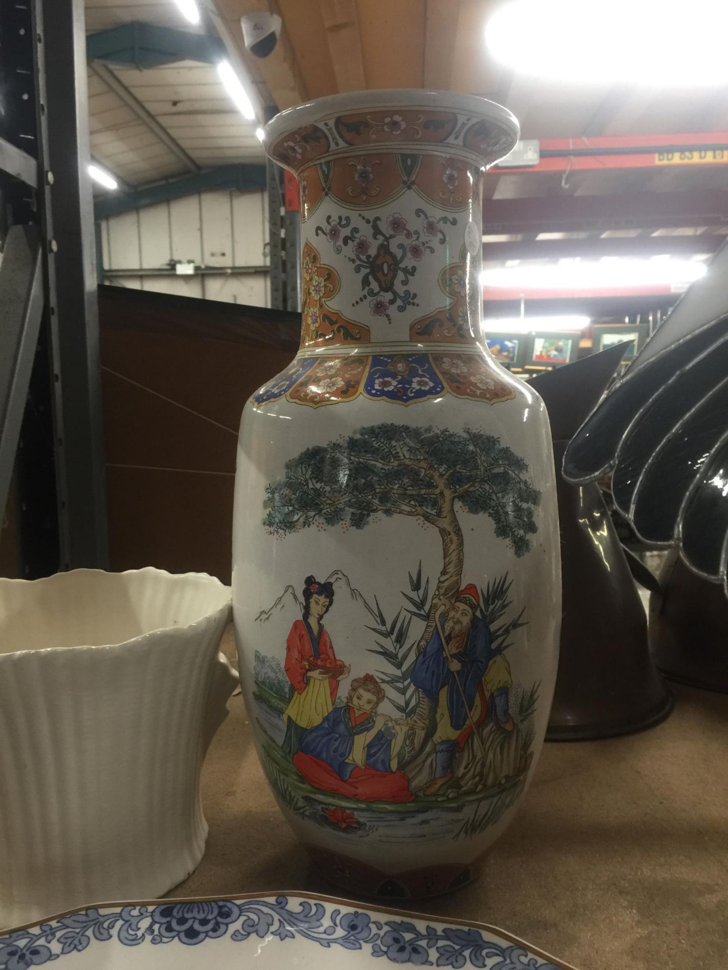 THREE LARGE CERAMIC ITEMS TO INCLUDE A LARGE ORIENTAL STYLE VASE, A MEAT PLATTER WITH BIRD DESIGN - Image 4 of 5
