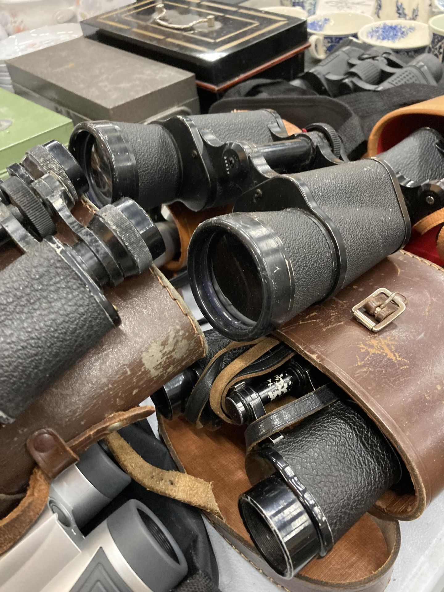 A COLLECTION OF BINOCULARS TO INCLUDE VINTAGE CASED EXAMPLES ETC - Image 3 of 4