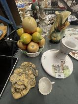 A QUANTITY OF CERAMICS TO INCLUDE A FRUIT BOWL WITH FRUIT, ROYAL WINTON FISH JUG, A WADE VASE,