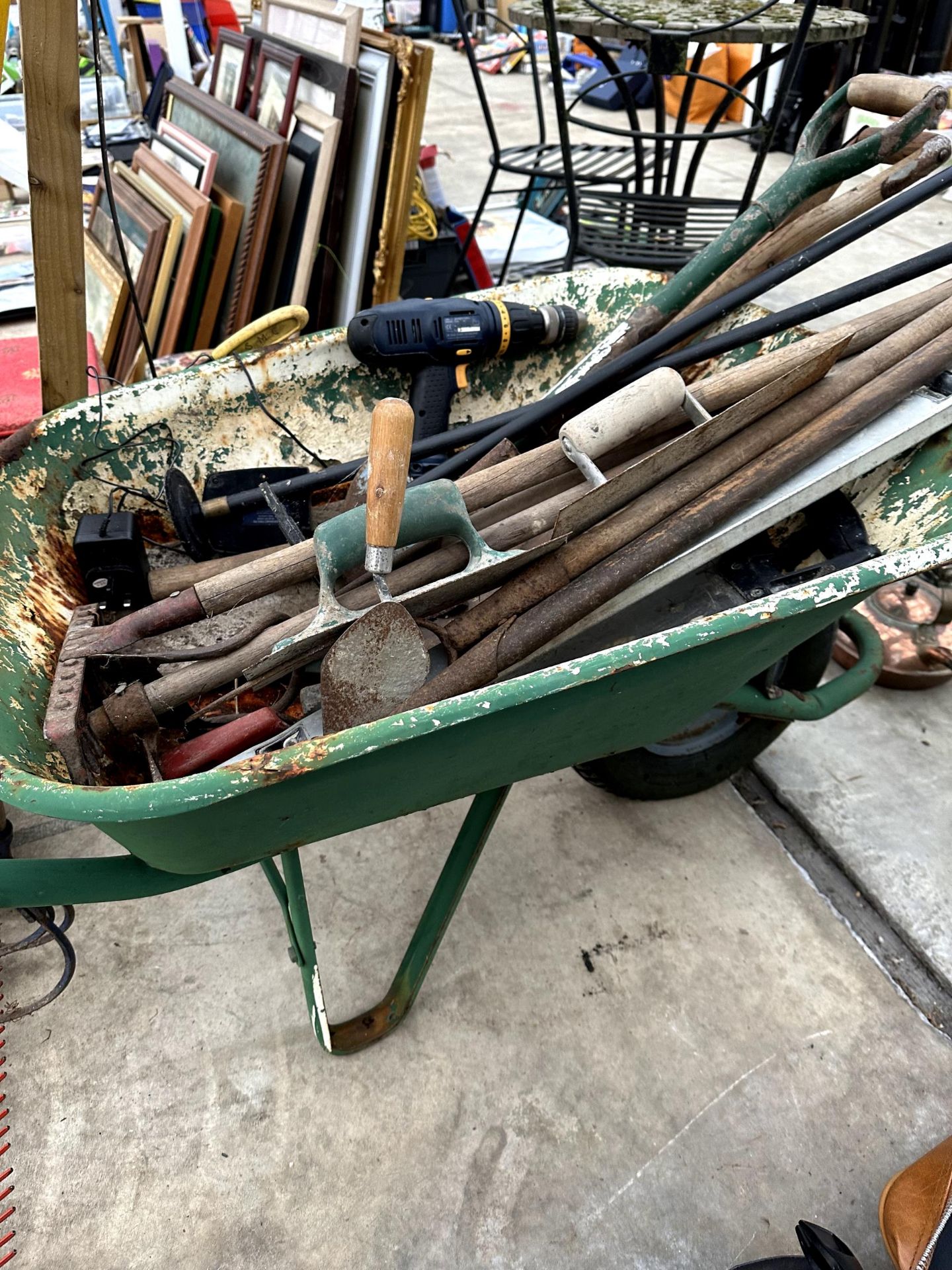 A METAL WHEEL BARROW AND AN ASSORTMENT OF GARDEN TOOLS TO INCLUDE RAKES AND SHOVELS ETC - Image 2 of 3