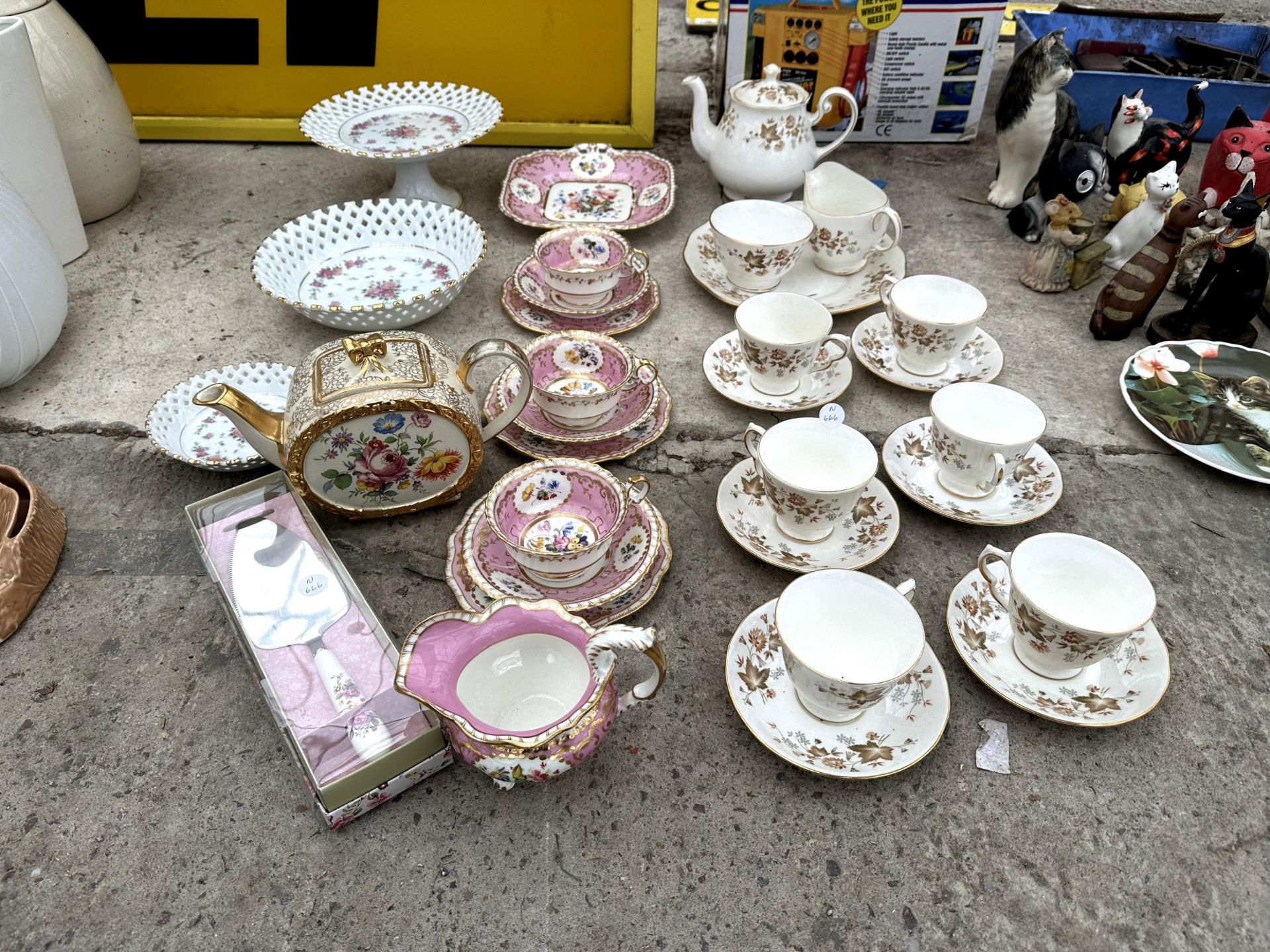 AN ASSORTMENT OF CERAMICS TO INCLUDE COLCLOUGH CUPS AND SAUCERS AND PINK TRIOS ETC