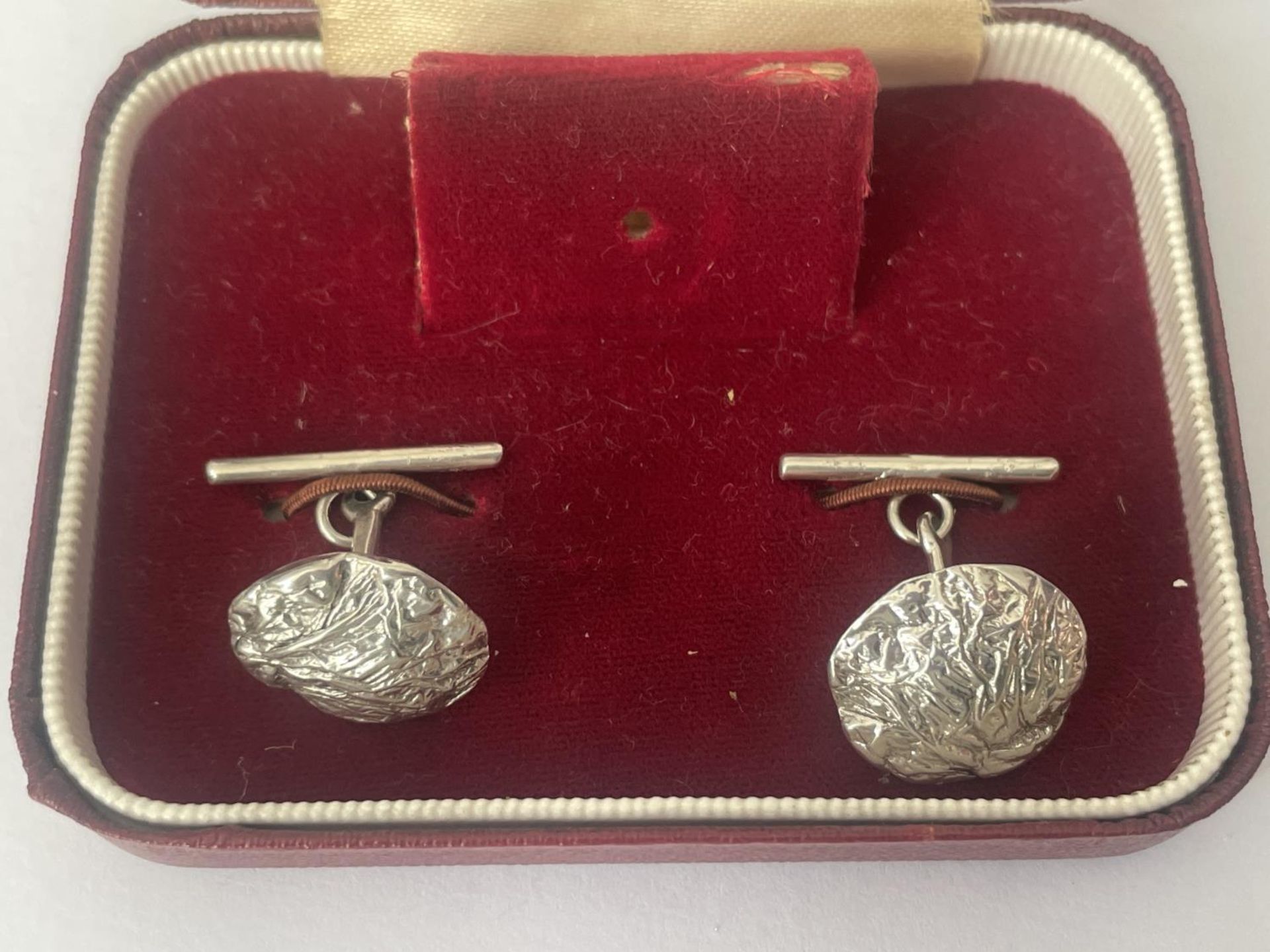 A BOXED PAIR OF SILVER DESIGNER CUFFLINKS - Bild 2 aus 2