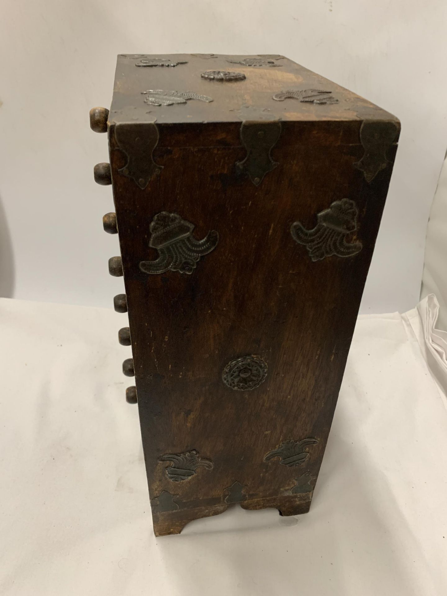 A VINTAGE WOODEN TABLE TOP EIGHT DRAWER CABINET WITH METAL MOUNTS AND FITTINGS, 34 X 23 CM - Image 2 of 6