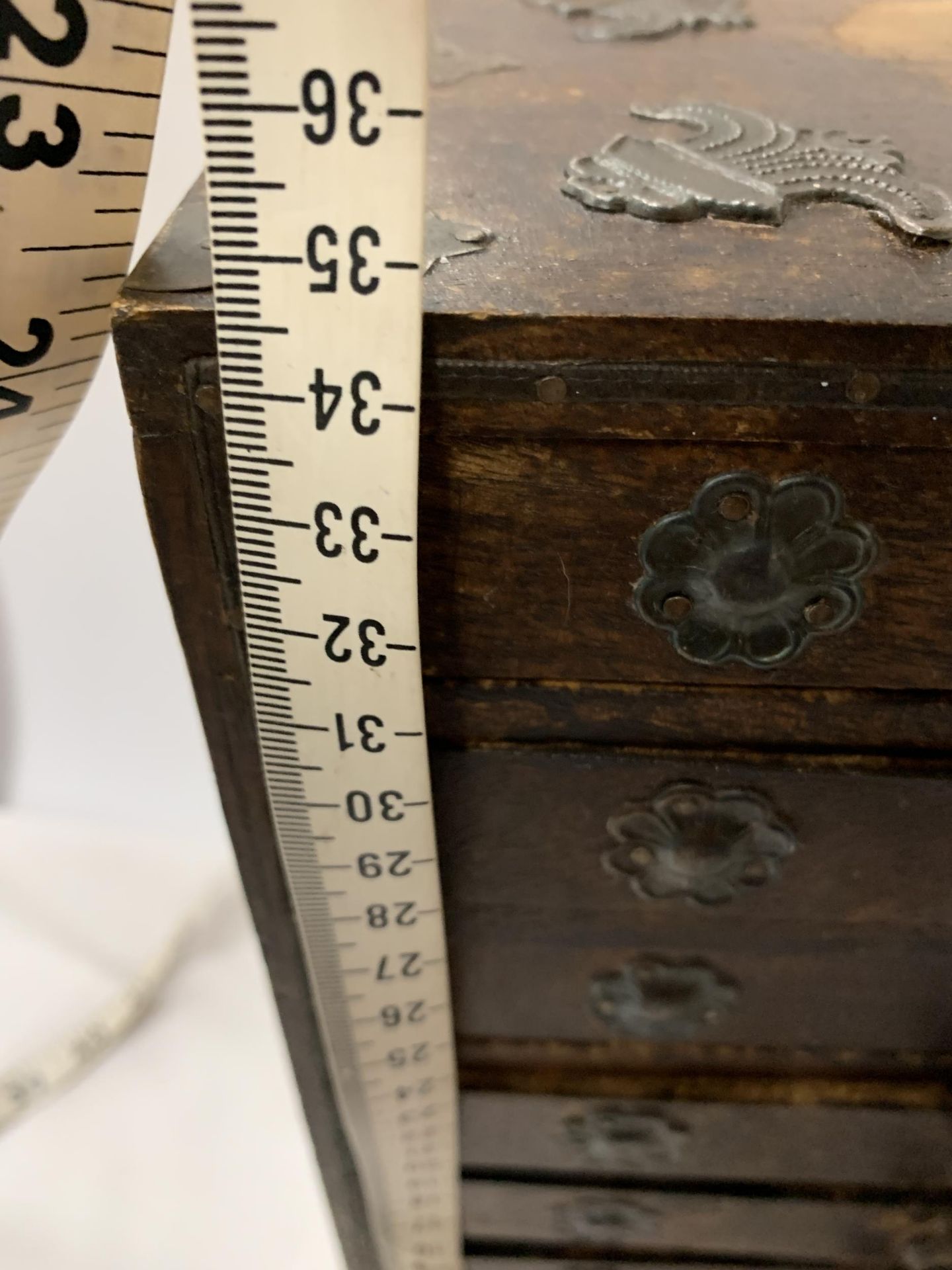 A VINTAGE WOODEN TABLE TOP EIGHT DRAWER CABINET WITH METAL MOUNTS AND FITTINGS, 34 X 23 CM - Image 5 of 6