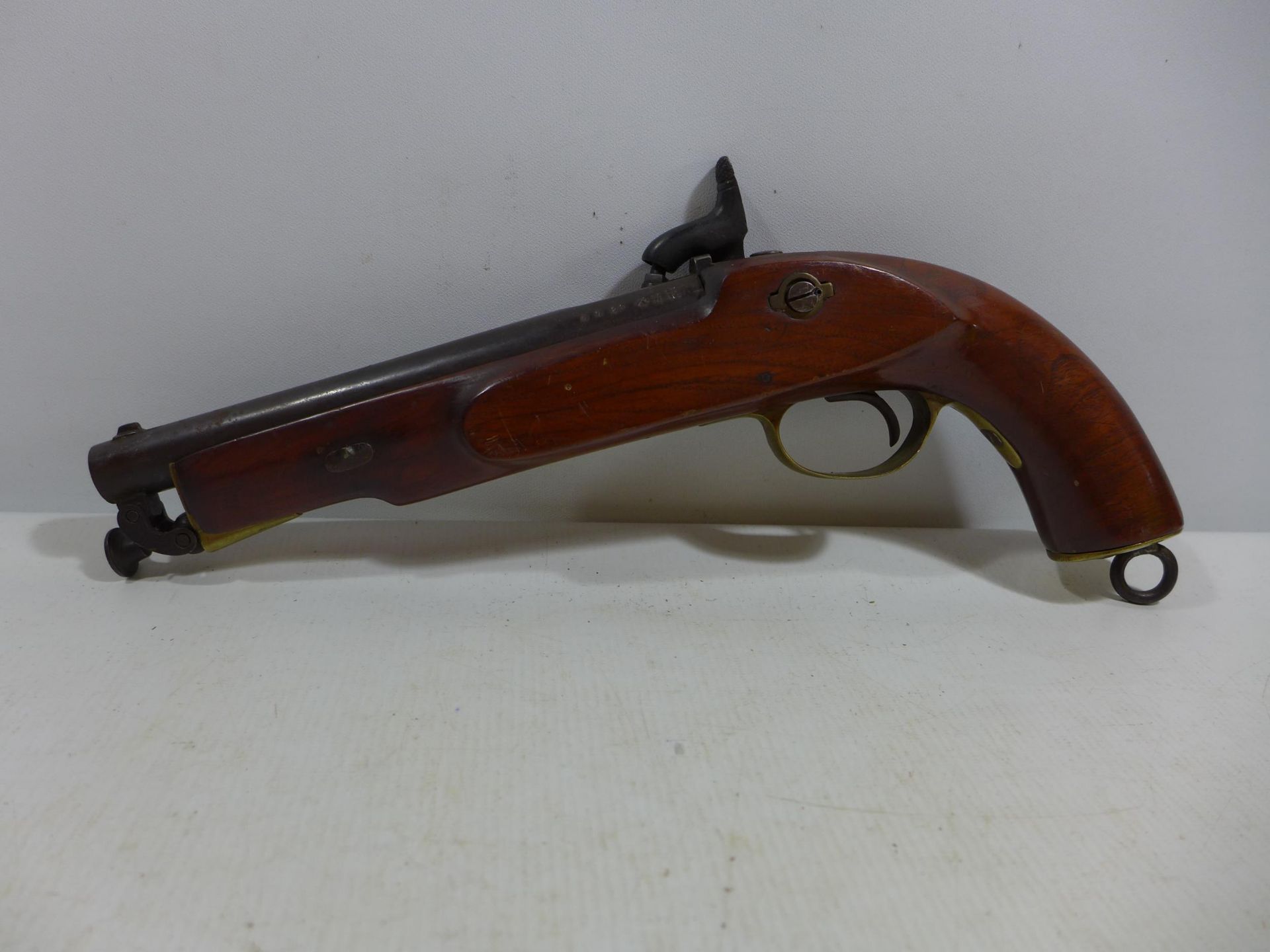 A DEACTIVATED PERCUSSION CAP PISTOL, 19.5CM BARREL, WOODEN STOCK WITH BRASS FITTINGS, LENGTH 36CM - Image 2 of 6