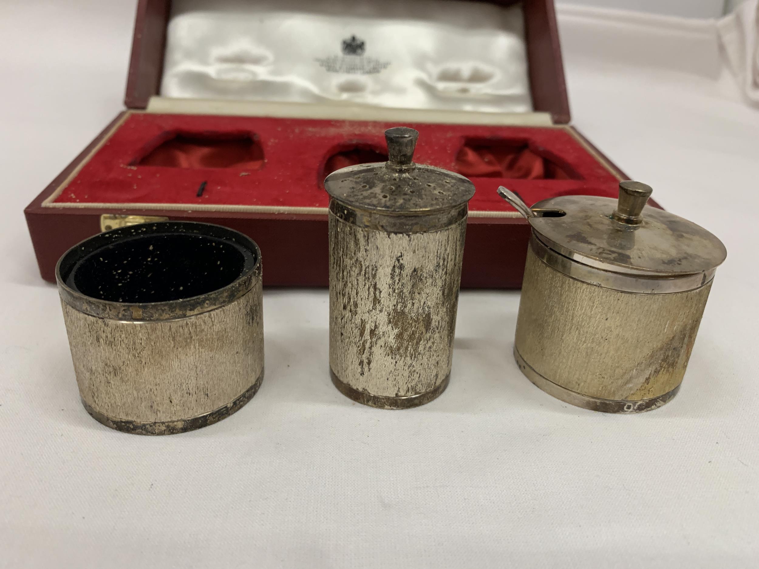 A CASED BIRMINGHAM HALLMARKED SILVER THREE PIECE CONDIMENT SET COMPRISING PEPPERETTE, OPEN SALT - Image 2 of 4