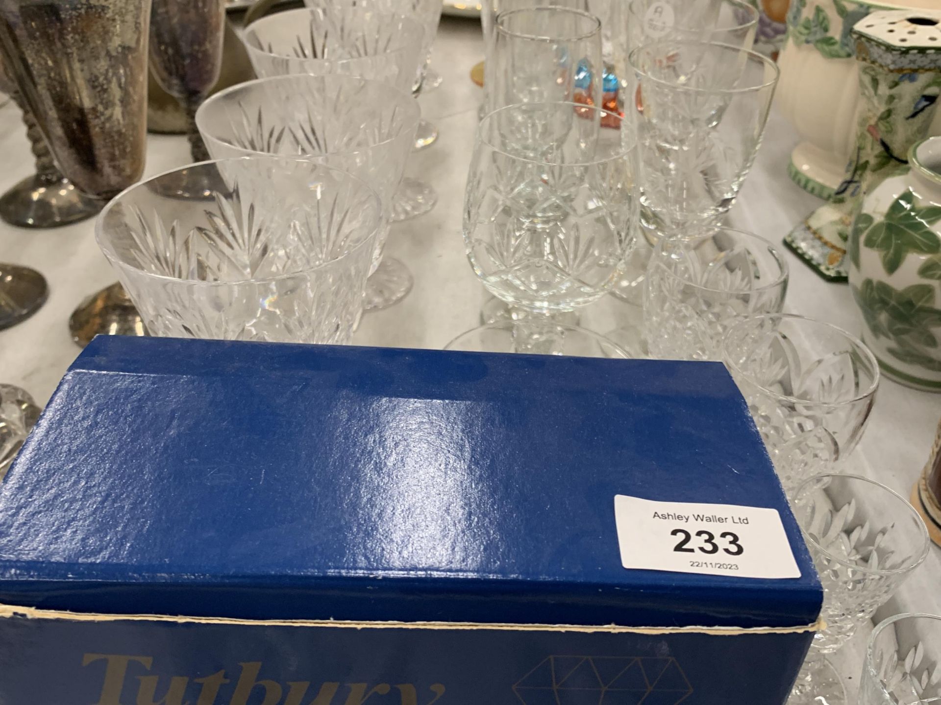 A LARGE QUANTITY OF GLASSES TO INCLUDE A PAIR OF BOXED TUTBURY CRYSTAL BRANDY GLASSES, WINE, - Image 3 of 5