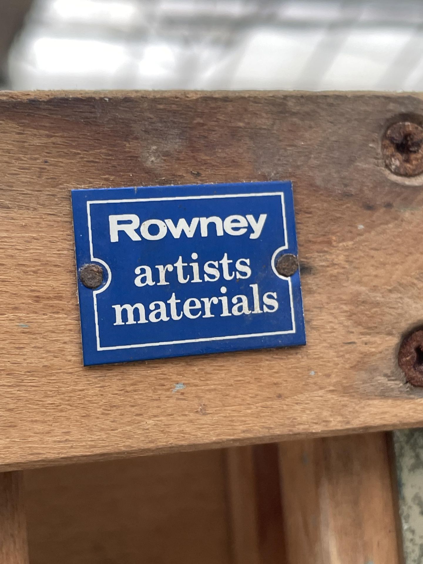 A LARGE WOODEN ROWNEY ARTISTS EASEL - Image 3 of 3