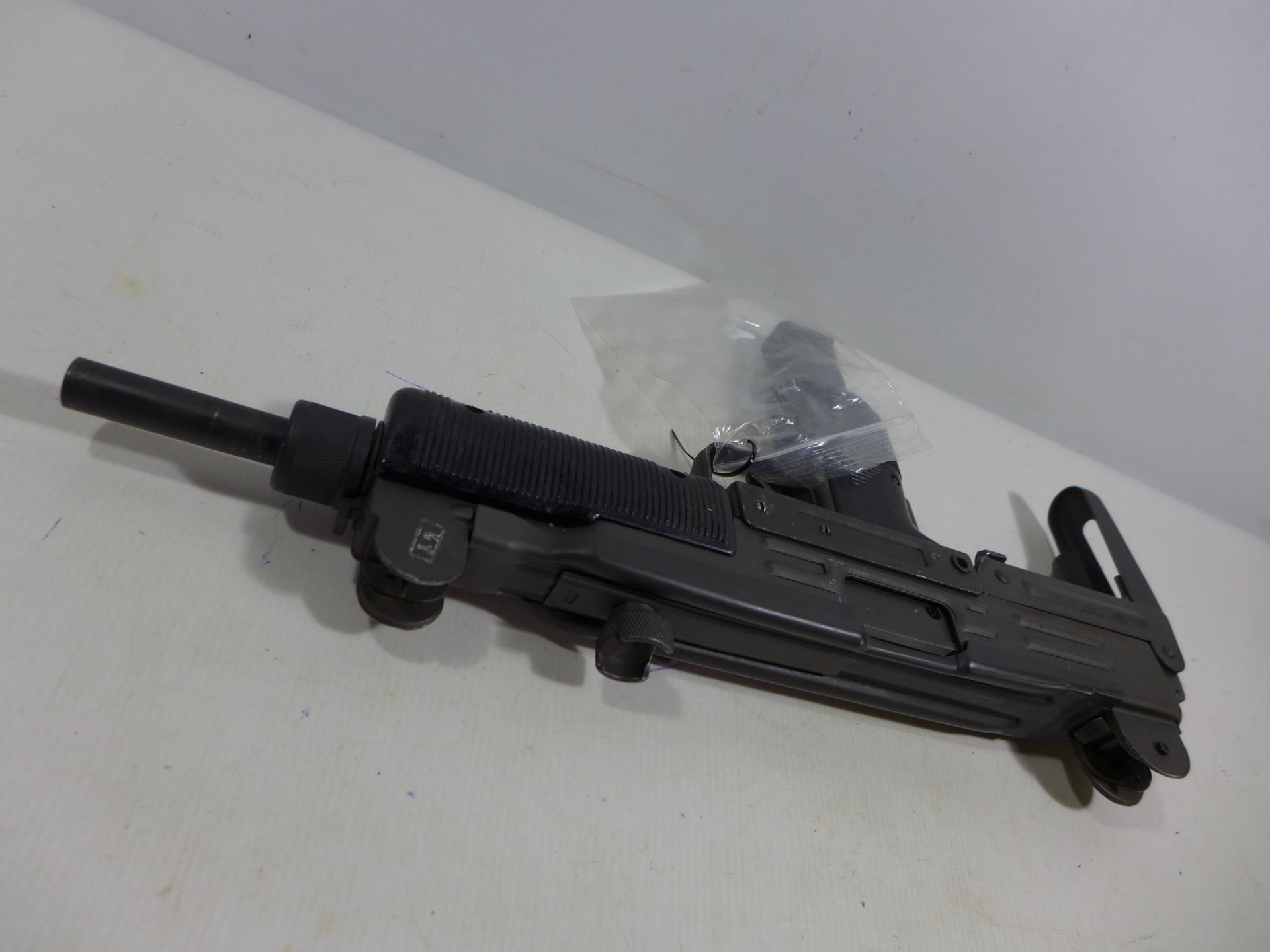 A DEACTIVATED UZI 9MM SUB MACHINE GUN, WITH FOLDING STOCK, 26CM BARREL, LENGTH 65CM, SERIAL NUMBER - Image 5 of 7