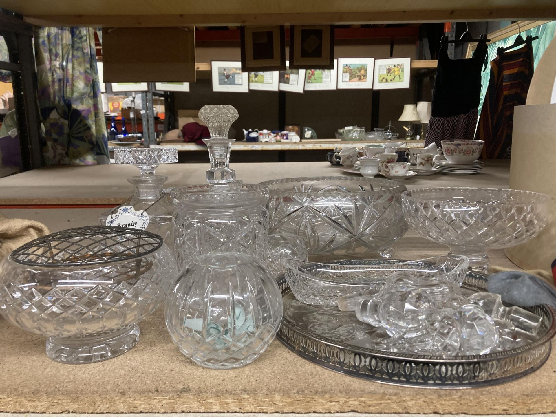 A QUANTITY OF GLASSWARE TO INCLUDE DECANTERS, BOWLS, A ROUND GALLERIED TRAY, VASES, ETC