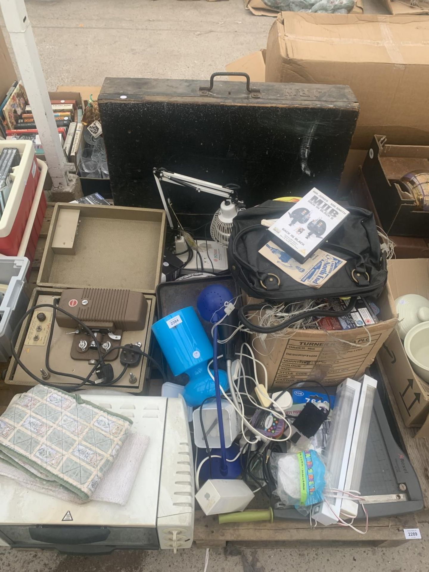 AN ASSORTMENT OF HOUSEHOLD CLEARANCE ITEMS