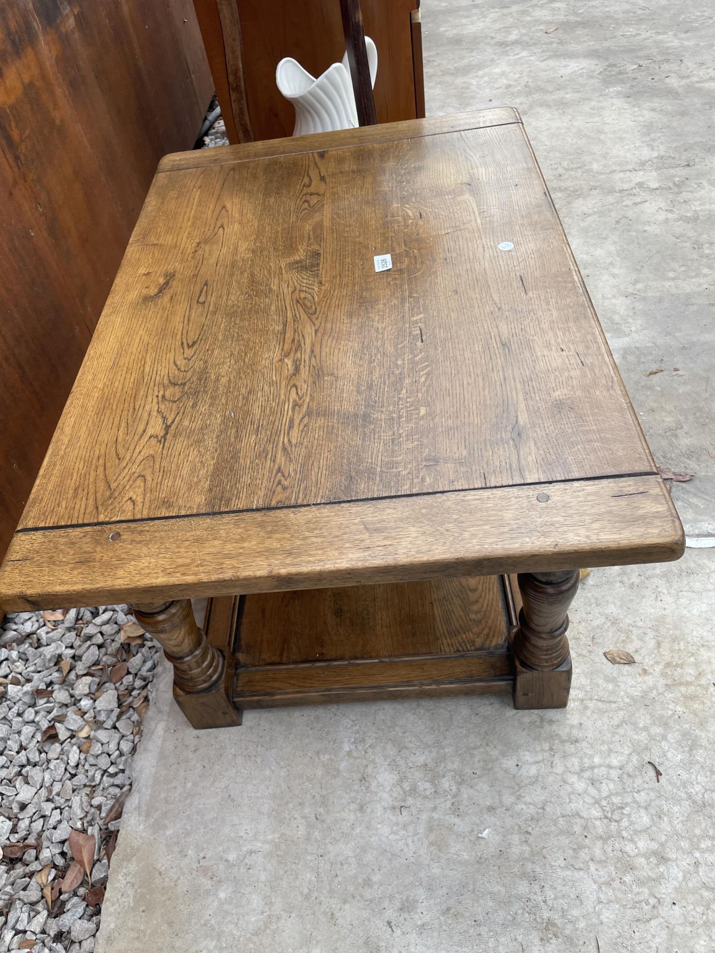 AN OAK ANTIQUE STYLE TWO TIER COFFEE TABLE ON TURNED LEGS, 36 X 24" - Image 3 of 3