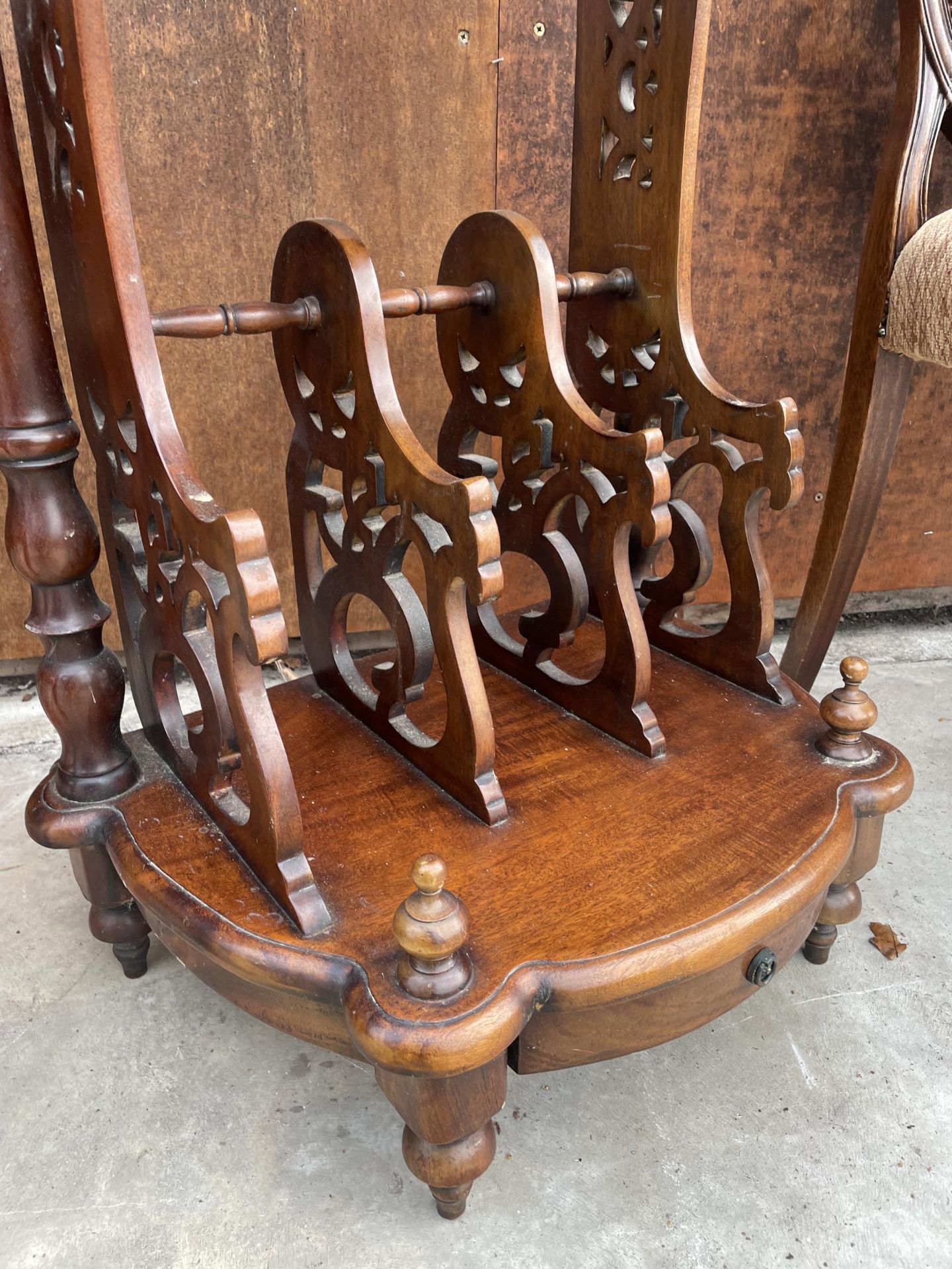 A VICTORIAN STYLE TABLE MAGAZINE / MUSIC RACK WITH PIERCED FRETWORK DECORATION - Image 3 of 4