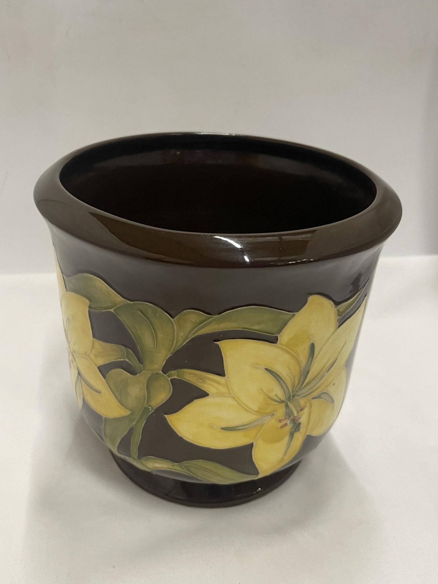 A LARGE MOORCROFT BERMUDA LILY PLANTER - Bild 2 aus 4