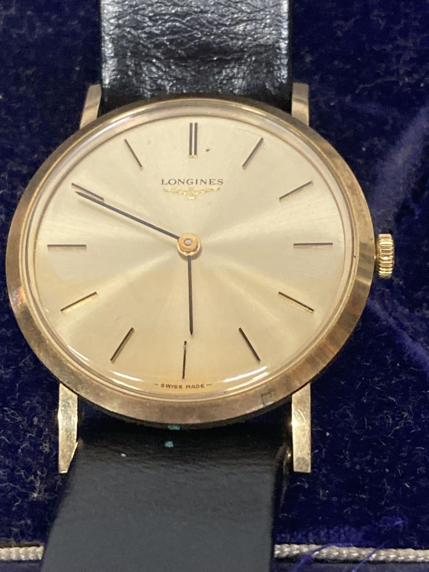 A VINTAGE LONGINES GENTLEMAN'S WRIST WATCH WITH 9 CARAT GOLD CASE, GOLD DIAL AND ORIGINAL CASE - Image 2 of 4