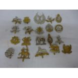 A COLLECTION OF 25 BRITISH REGIMENTAL BADGES TO INCLUDE THE CHESHIRE REGIMENT, CORNWALL ETC