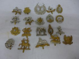 A COLLECTION OF 25 BRITISH REGIMENTAL BADGES TO INCLUDE THE CHESHIRE REGIMENT, CORNWALL ETC