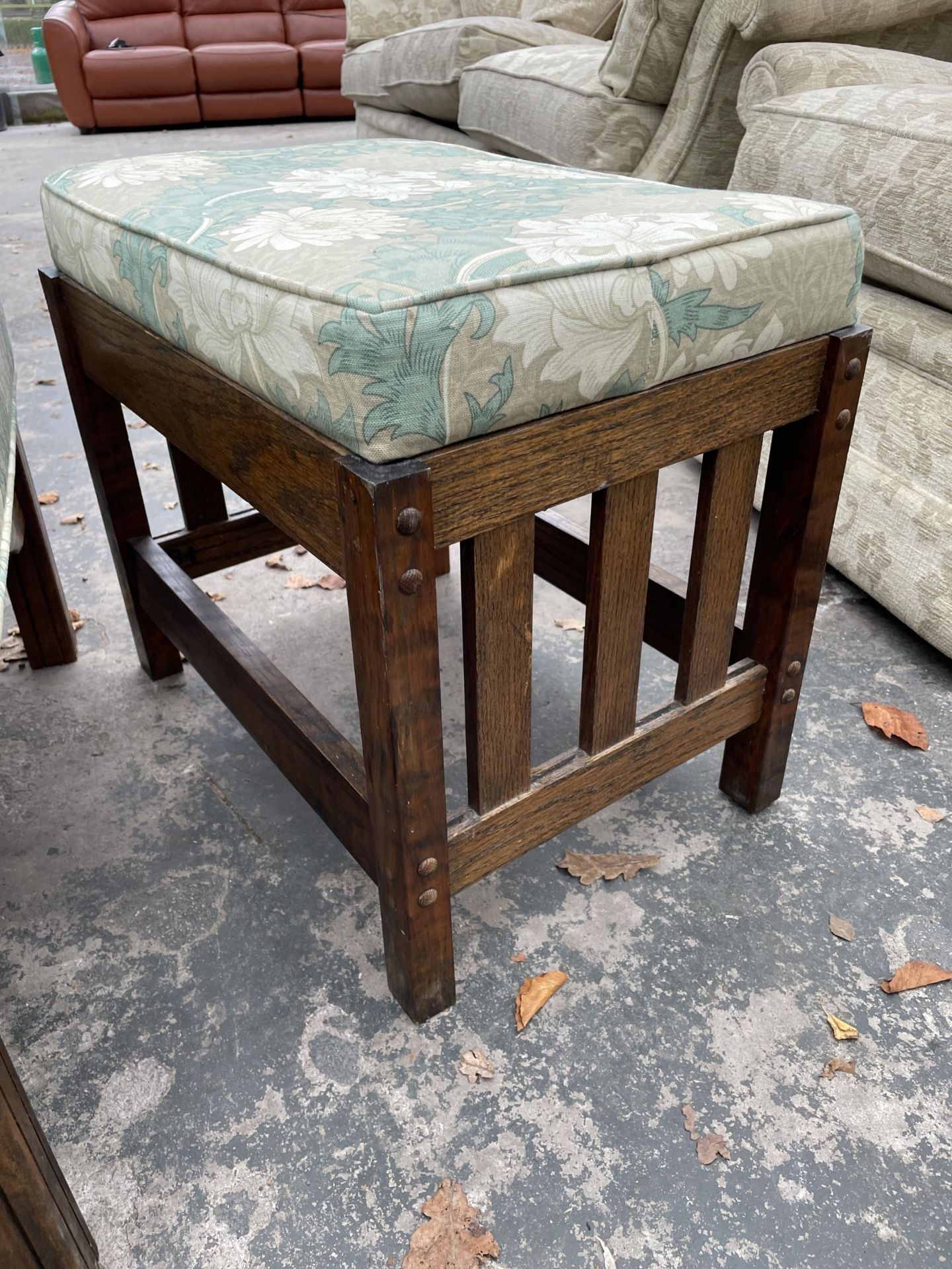 AN OAK FRAMED RECLINER CHAIR AND MATCHING STOOL - Image 3 of 4