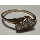 A 9 CARAT GOLD RING WITH THREE CUBIC ZIRCONIAS ON A TWIST SIZE Q/R