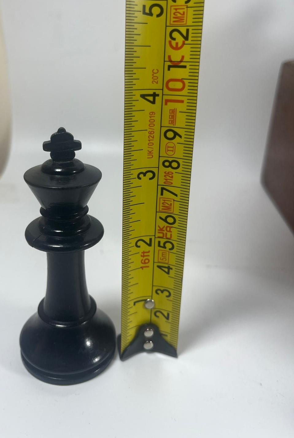 A VINTAGE EBONY AND BOXWOOD STAUNTON CHESS SET IN VINTAGE WOODEN BOX, KING HEIGHT 9 CM - Image 6 of 6