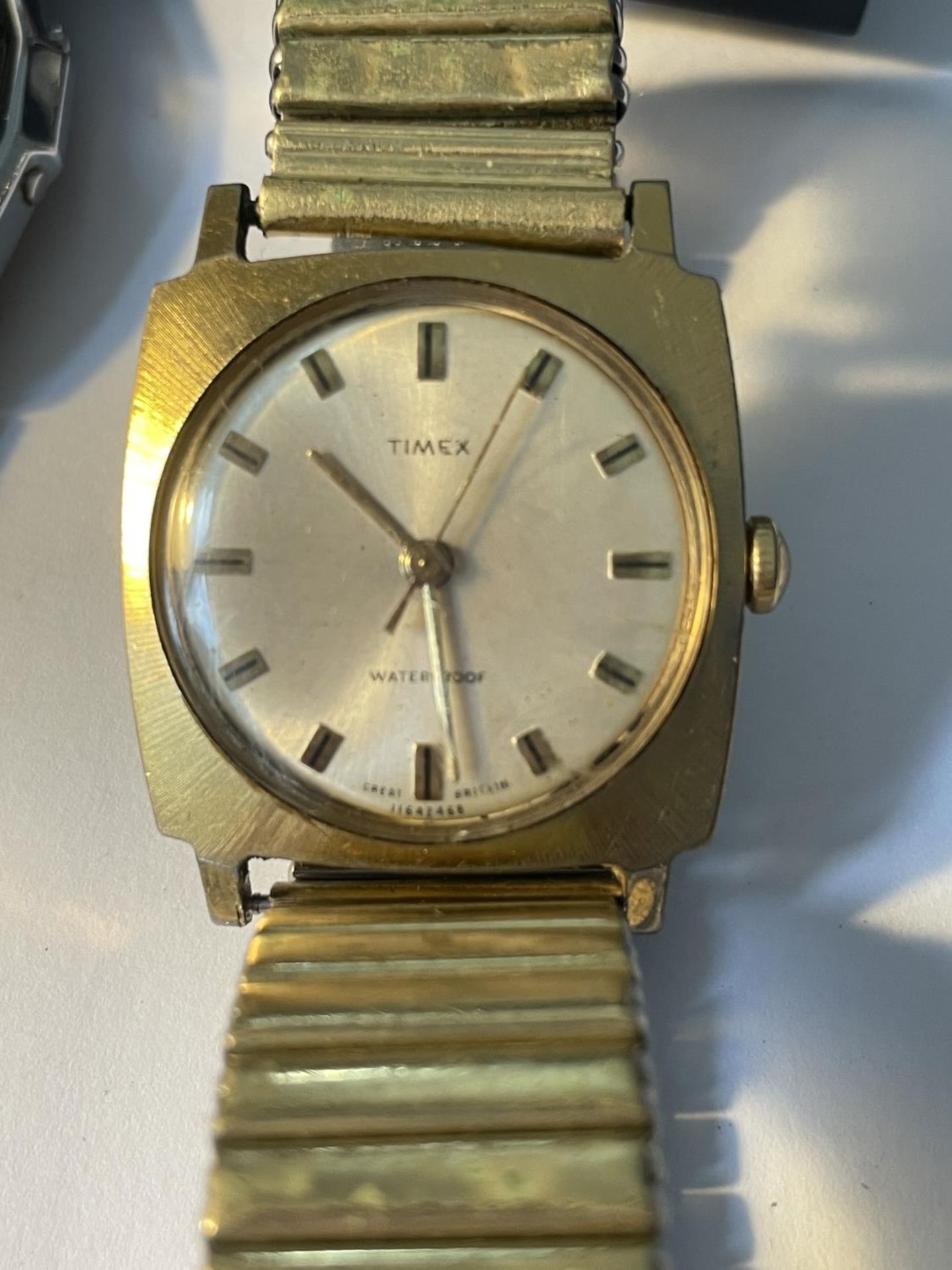 TWO VINTAGE TIMEX WATCHES TO INCLUDE A DIGITAL AND A PRESENTATION BOX - Image 2 of 4