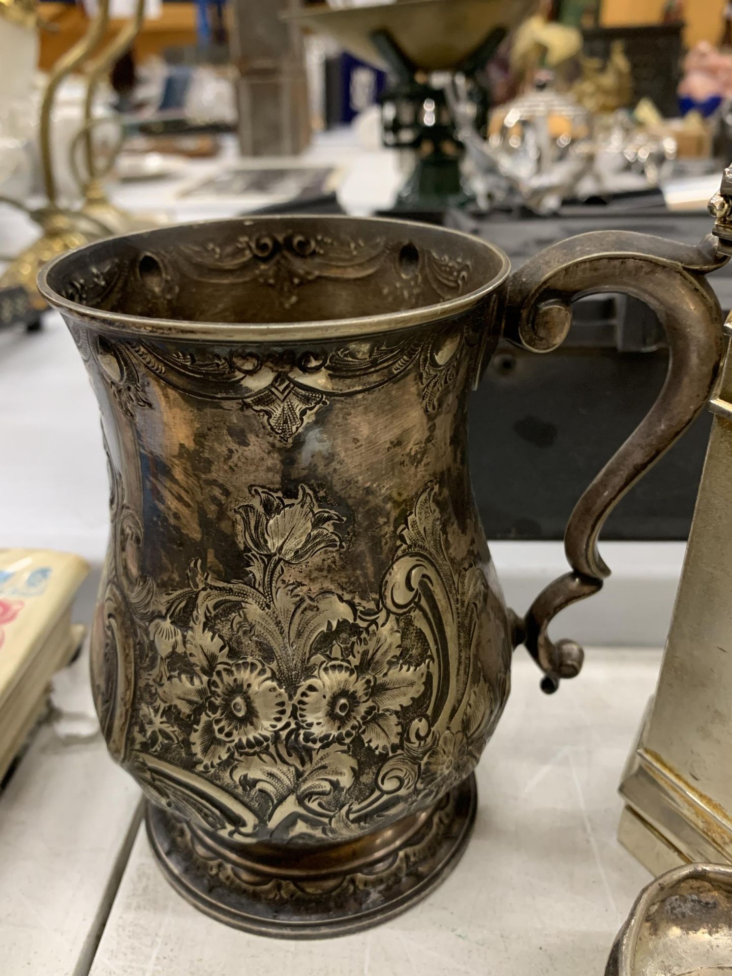 A SILVER PLATED ORNATELY DECORATED TANKARD, TWO SILVER PLATED OPEN SALTS AND A WHITE METAL POST - Image 3 of 4