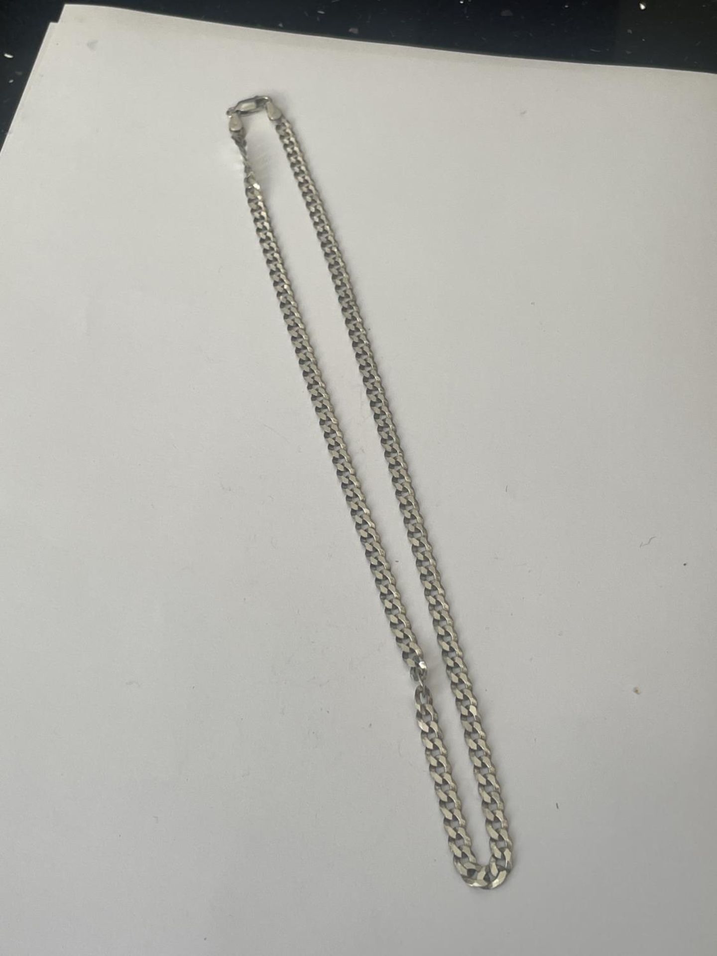 AN 18" SILVER NECK CHAIN