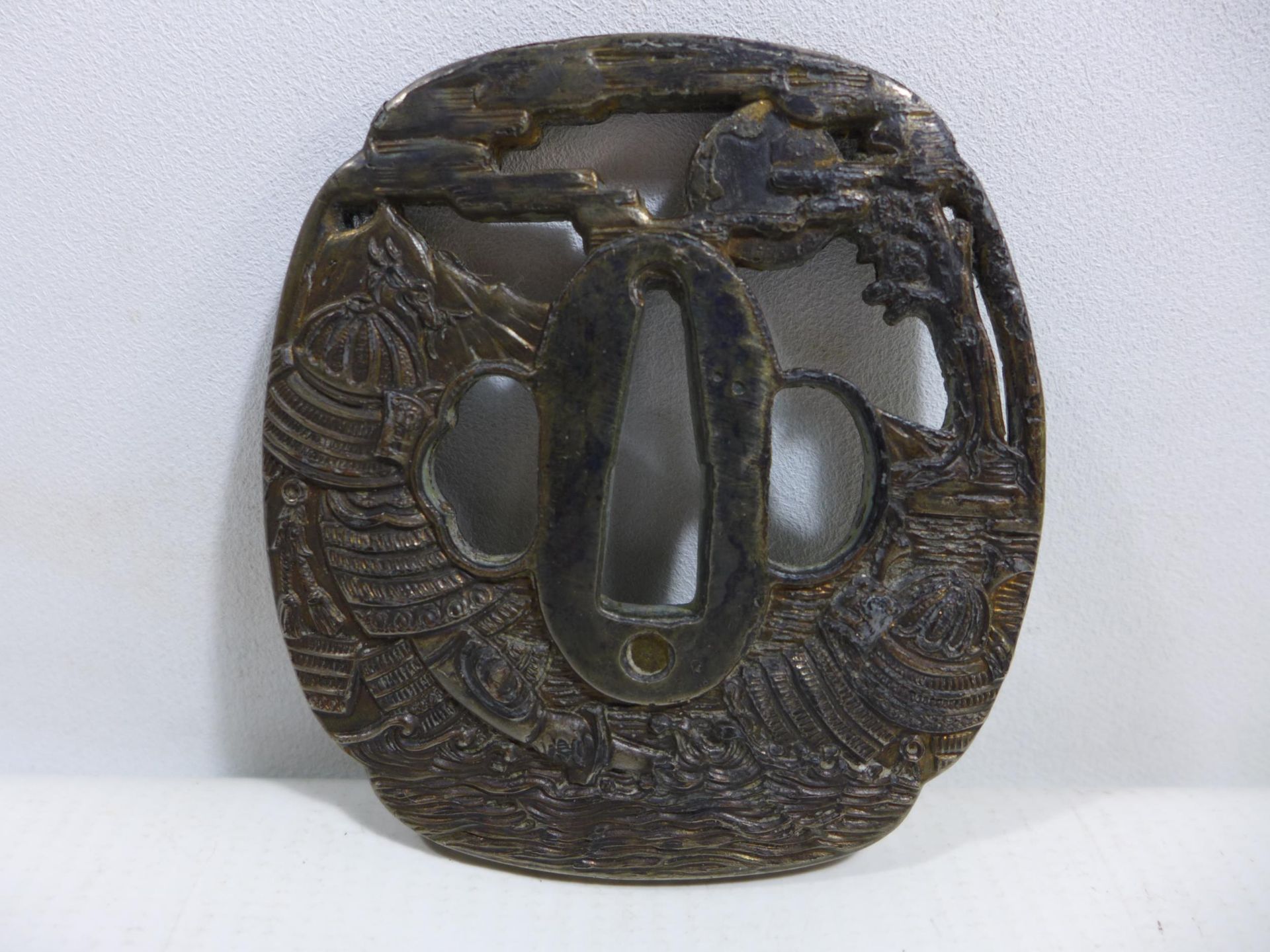 A JAPANESE WHITE METAL TSUBA DECORATED WITH SAMURAI, DIAMETER 8CM - Image 2 of 3