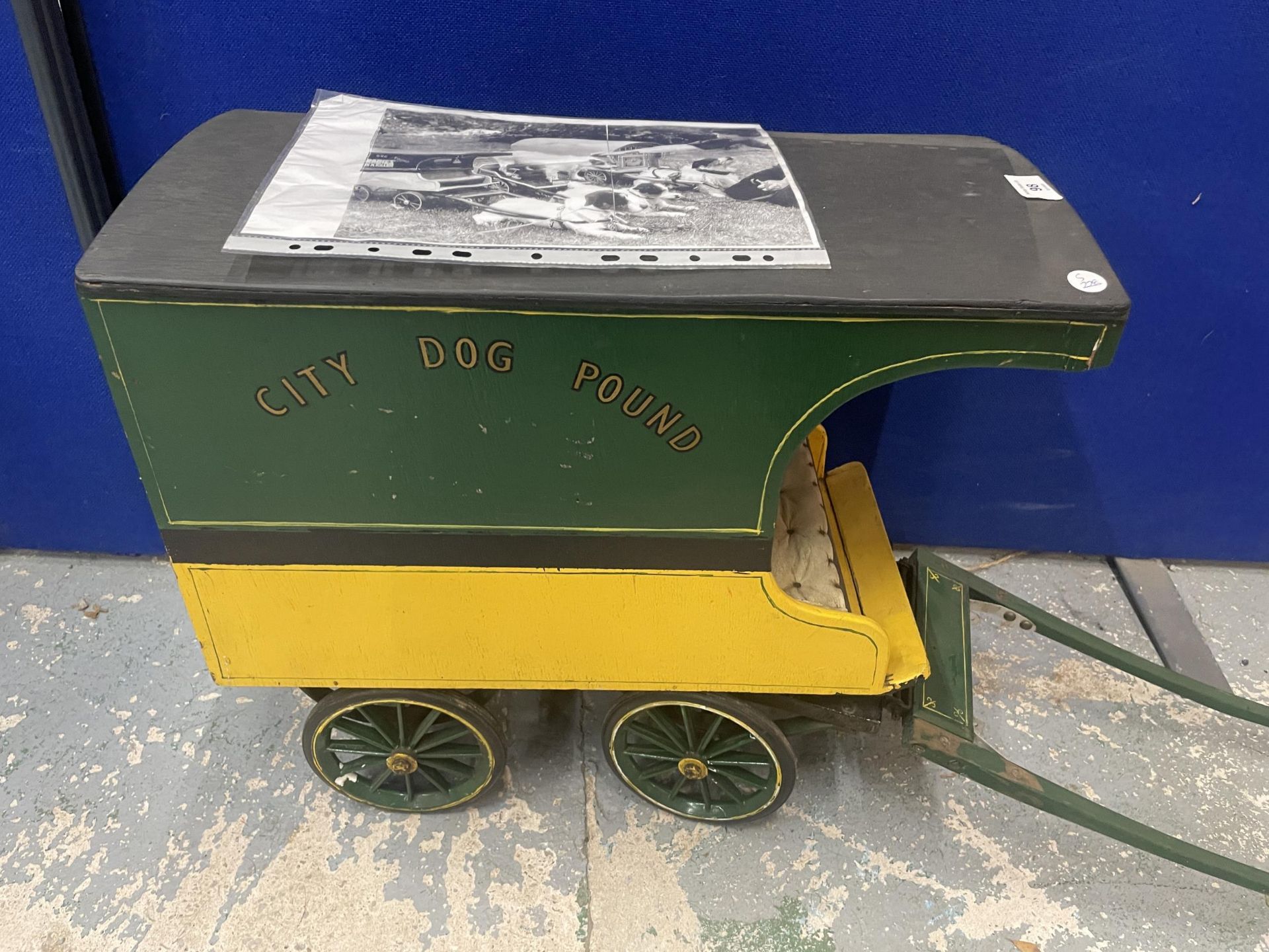 A VINTAGE PAINTED WOODEN DOG POUND TRAILER FROM MARGARET BOSWALL MUSEUM WITH PHOTO - Image 2 of 7